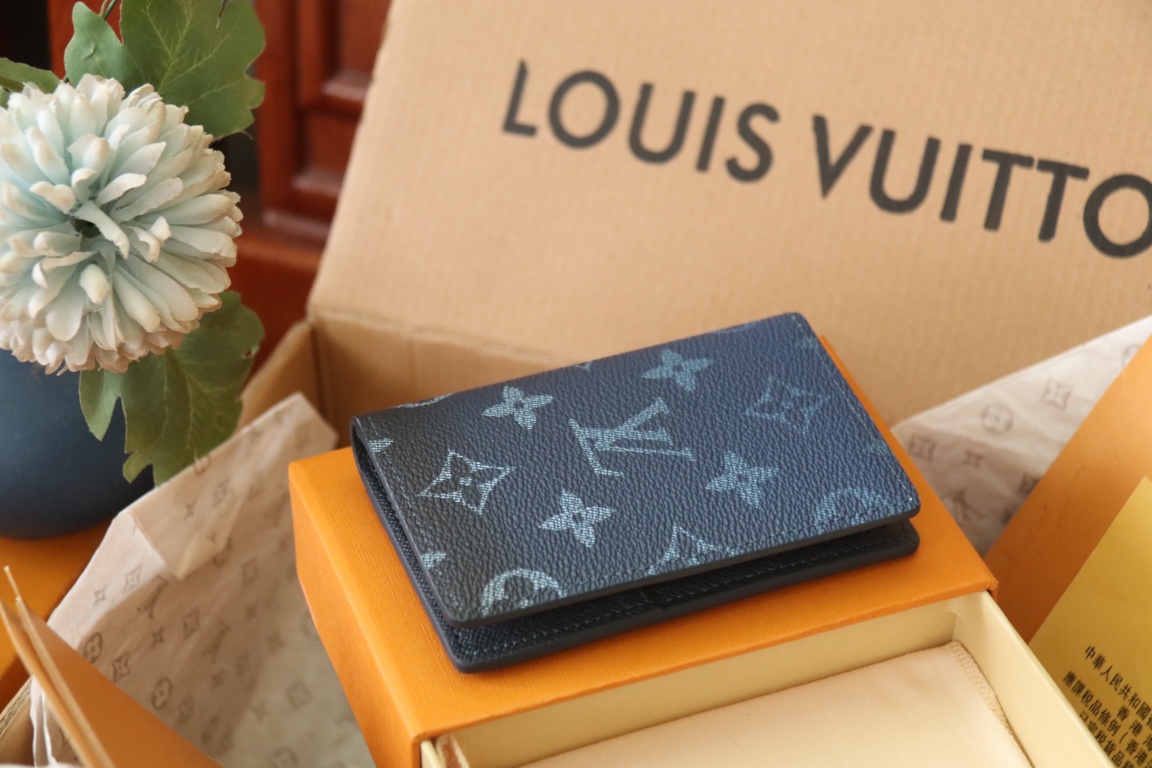 Louis Vuitton M11548卡包new color这款袋装钱夹设有七个夹层，可放信用卡、乘车卡、名片，甚至城市地图