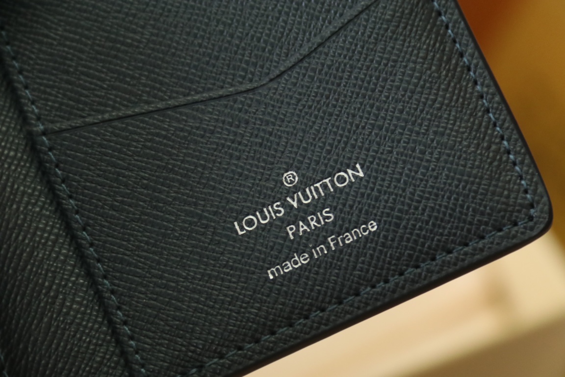 Louis Vuitton M11548卡包new color这款袋装钱夹设有七个夹层，可放信用卡、乘车卡、名片，甚至城市地图