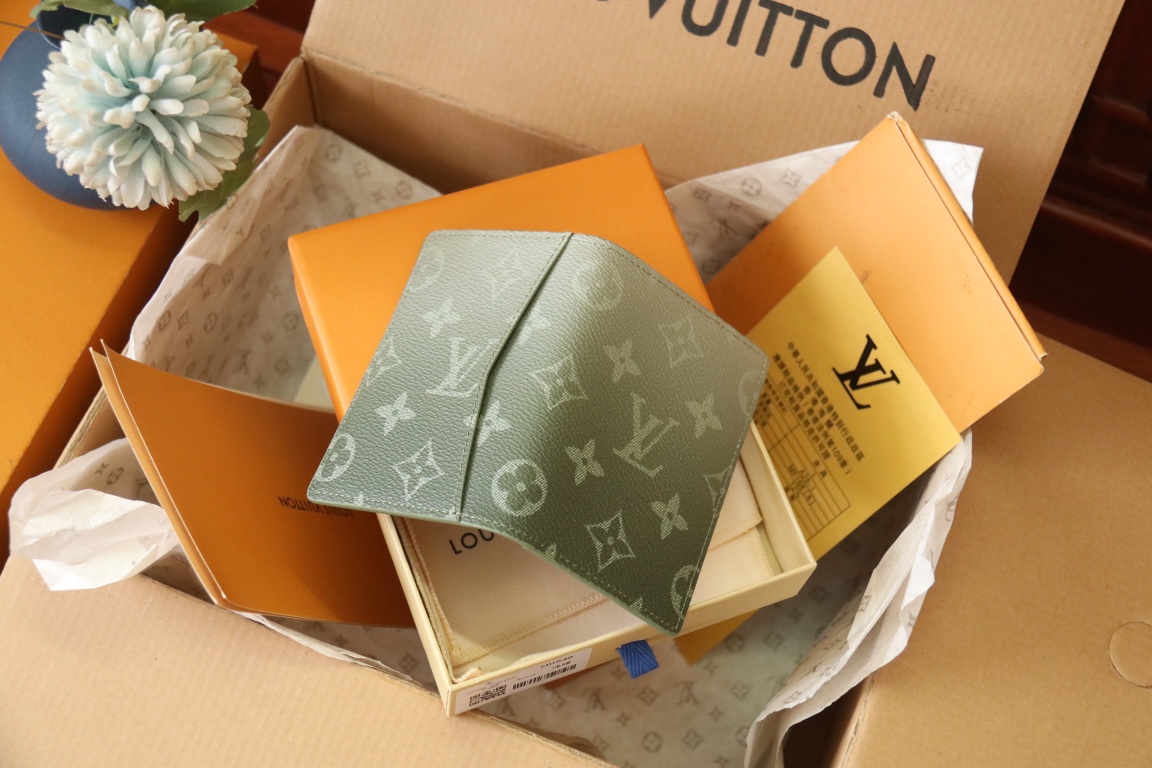 Louis Vuitton M11548卡包new color这款袋装钱夹设有七个夹层，可放信用卡、乘车卡、名片，甚至城市地图