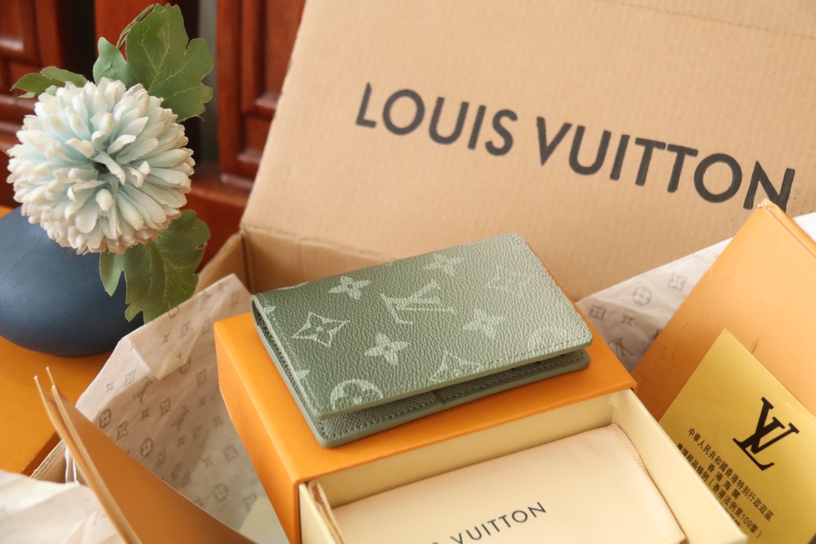 Louis Vuitton M11548卡包new color这款袋装钱夹设有七个夹层，可放信用卡、乘车卡、名片，甚至城市地图