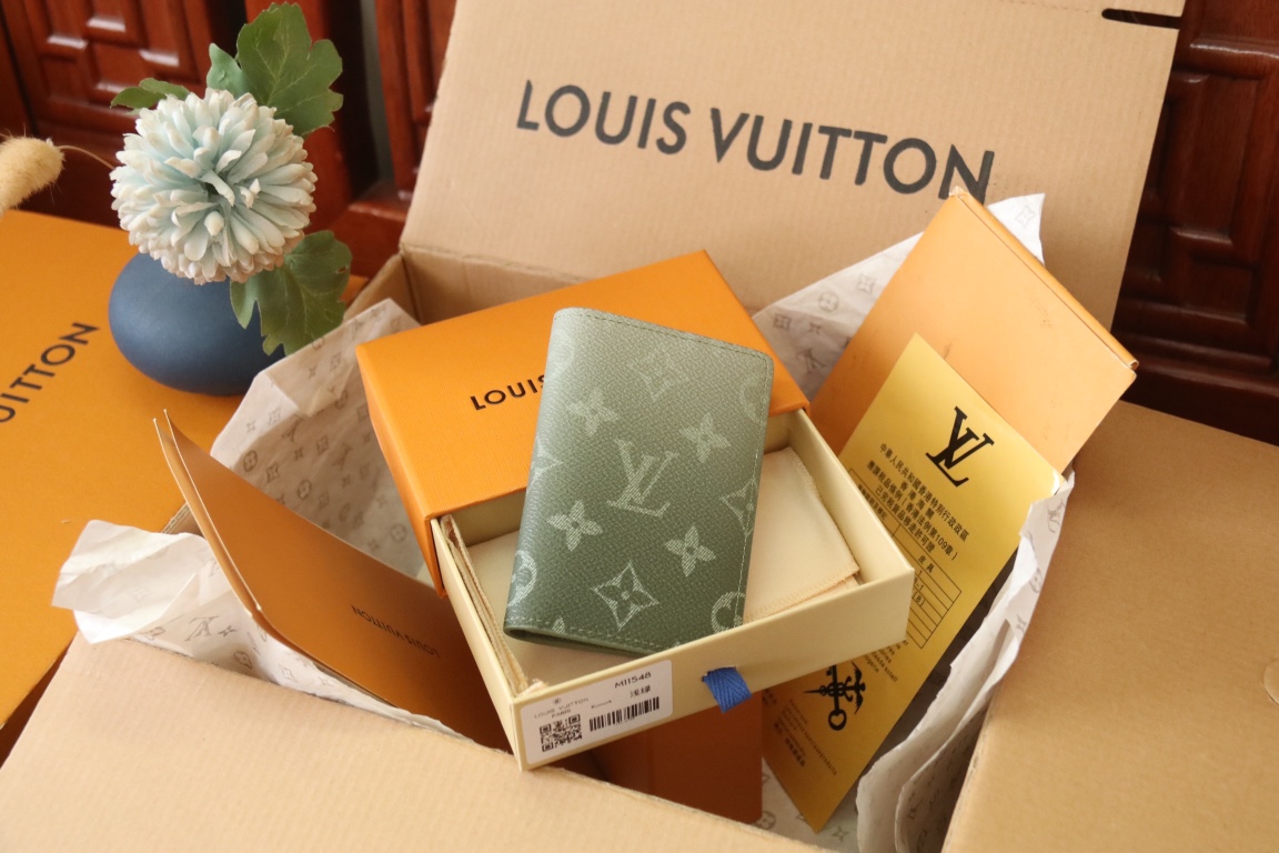 Louis Vuitton M11548卡包new color这款袋装钱夹设有七个夹层，可放信用卡、乘车卡、名片，甚至城市地图