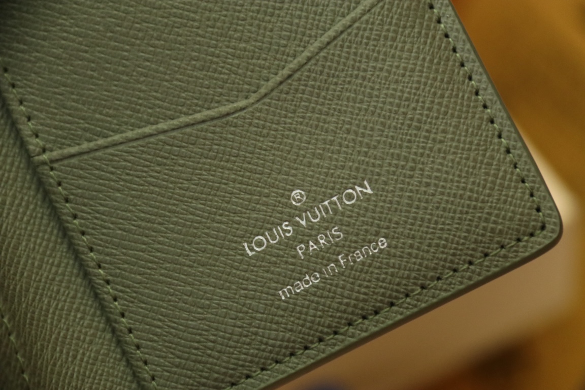 Louis Vuitton M11548卡包new color这款袋装钱夹设有七个夹层，可放信用卡、乘车卡、名片，甚至城市地图