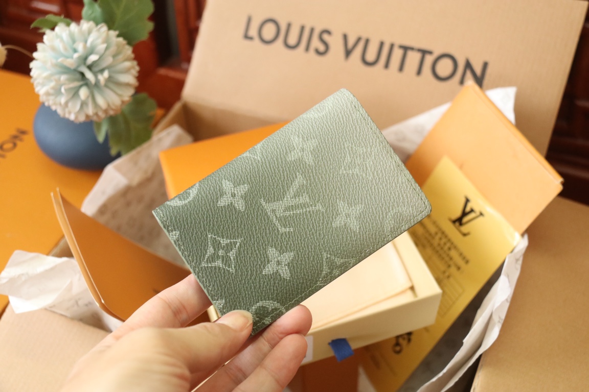 Louis Vuitton M11548卡包new color这款袋装钱夹设有七个夹层，可放信用卡、乘车卡、名片，甚至城市地图