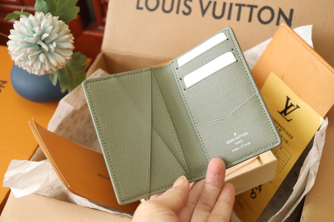 Louis Vuitton M11548卡包new color这款袋装钱夹设有七个夹层，可放信用卡、乘车卡、名片，甚至城市地图