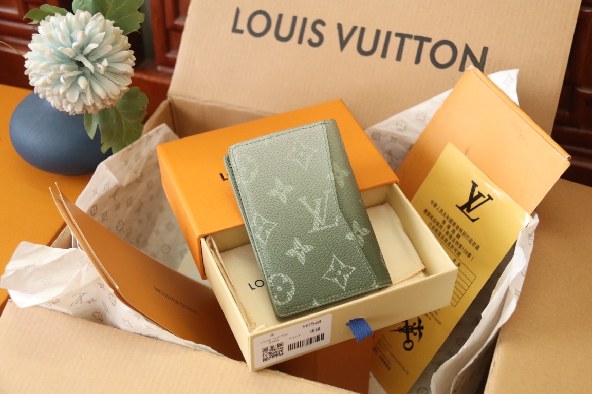 Louis Vuitton M11548卡包new color这款袋装钱夹设有七个夹层，可放信用卡、乘车卡、名片，甚至城市地图