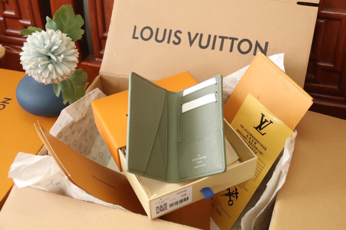Louis Vuitton M11548卡包new color这款袋装钱夹设有七个夹层，可放信用卡、乘车卡、名片，甚至城市地图
