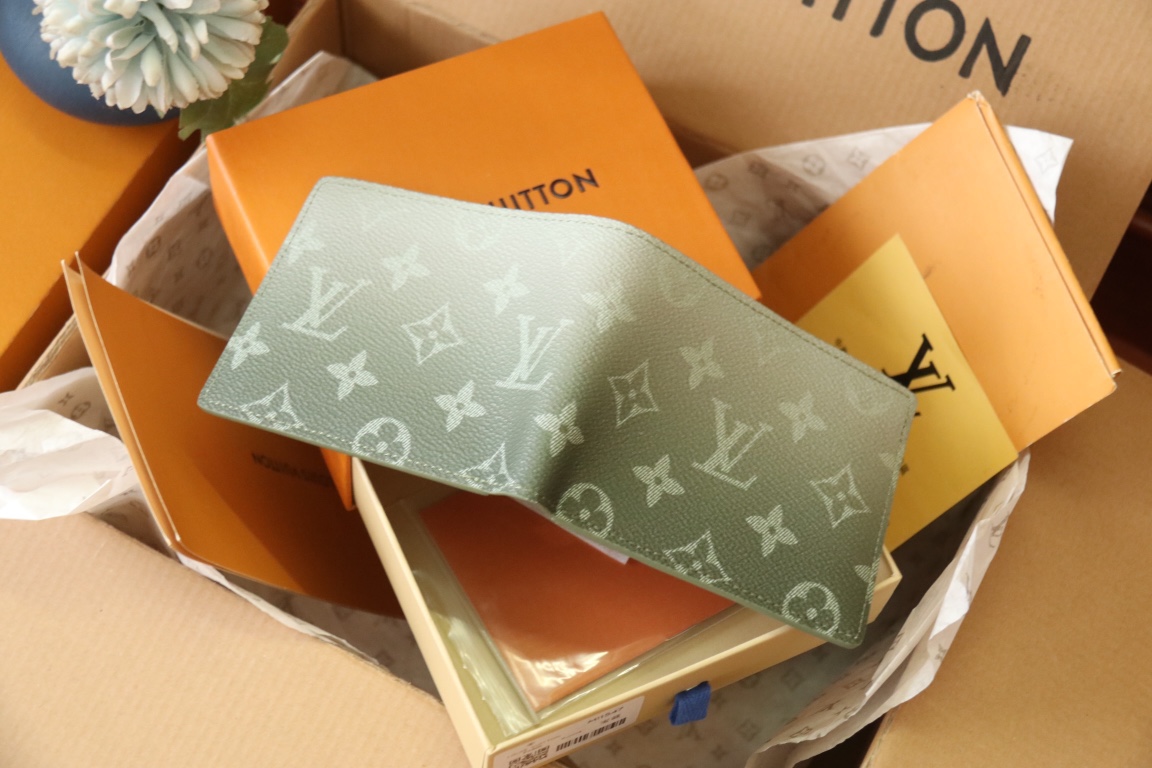Louis Vuitton M11547短夹 秋冬新款短夹本款口袋钱夹为柔软 皮革压印考究 Damier Rush 印花