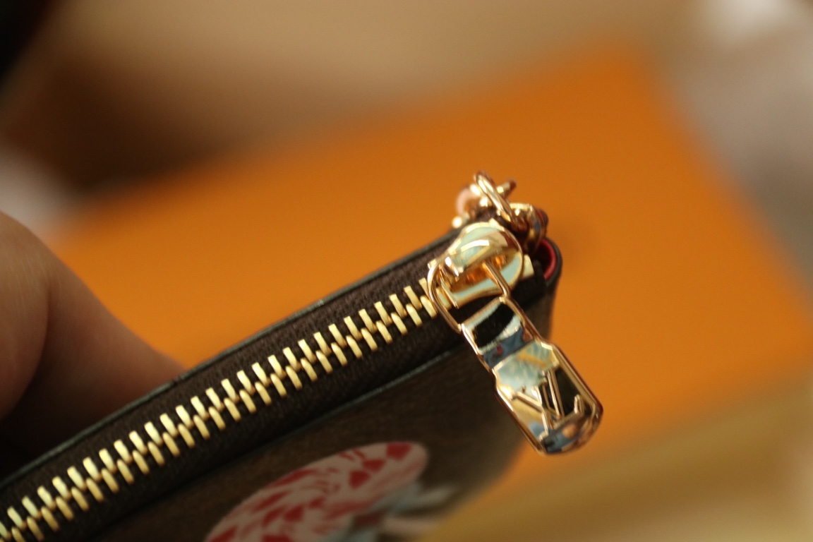 Louis Vuitton M12229零钱包