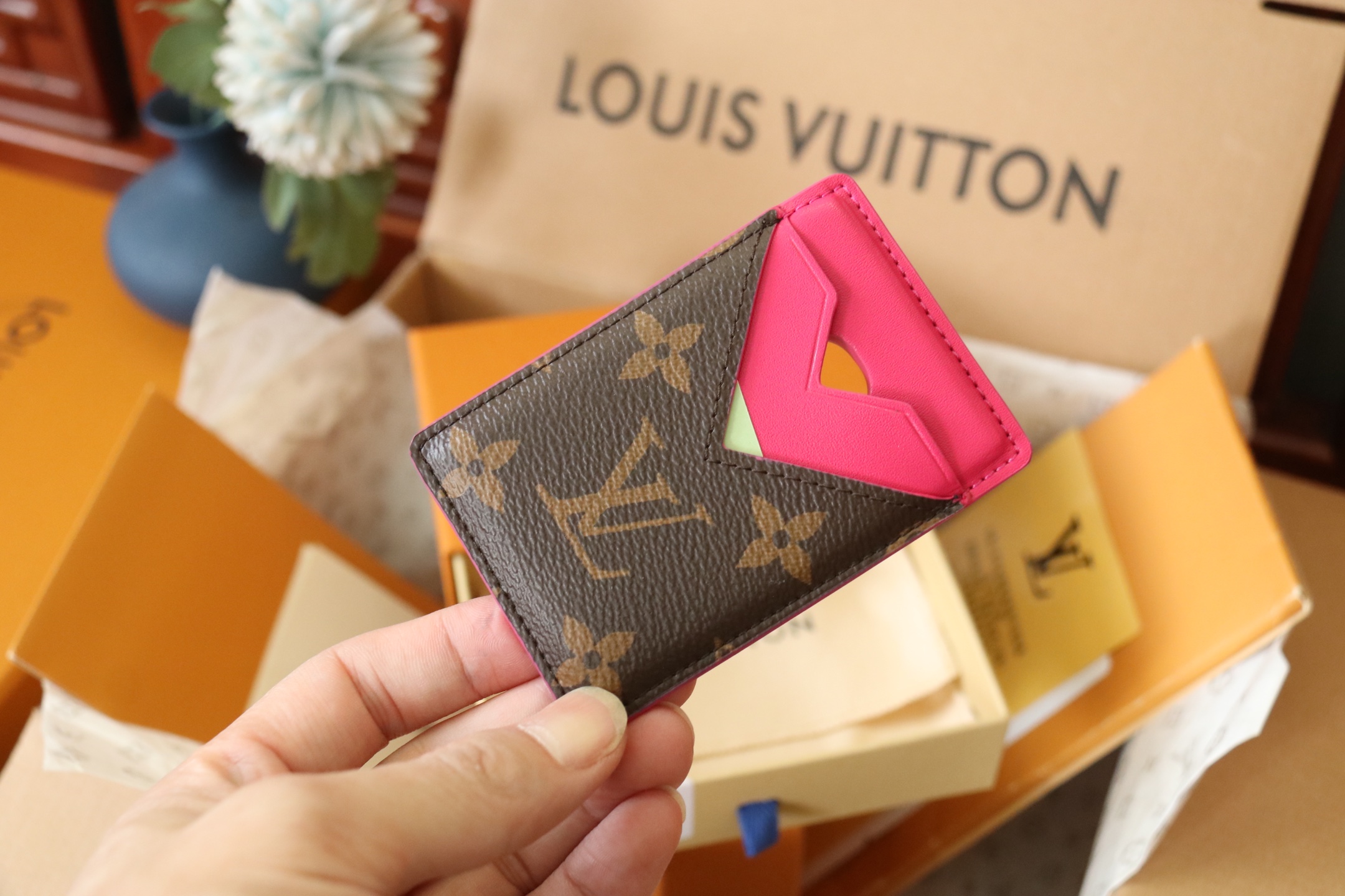 Louis Vuitton M12853 本款磁吸式卡夹取材