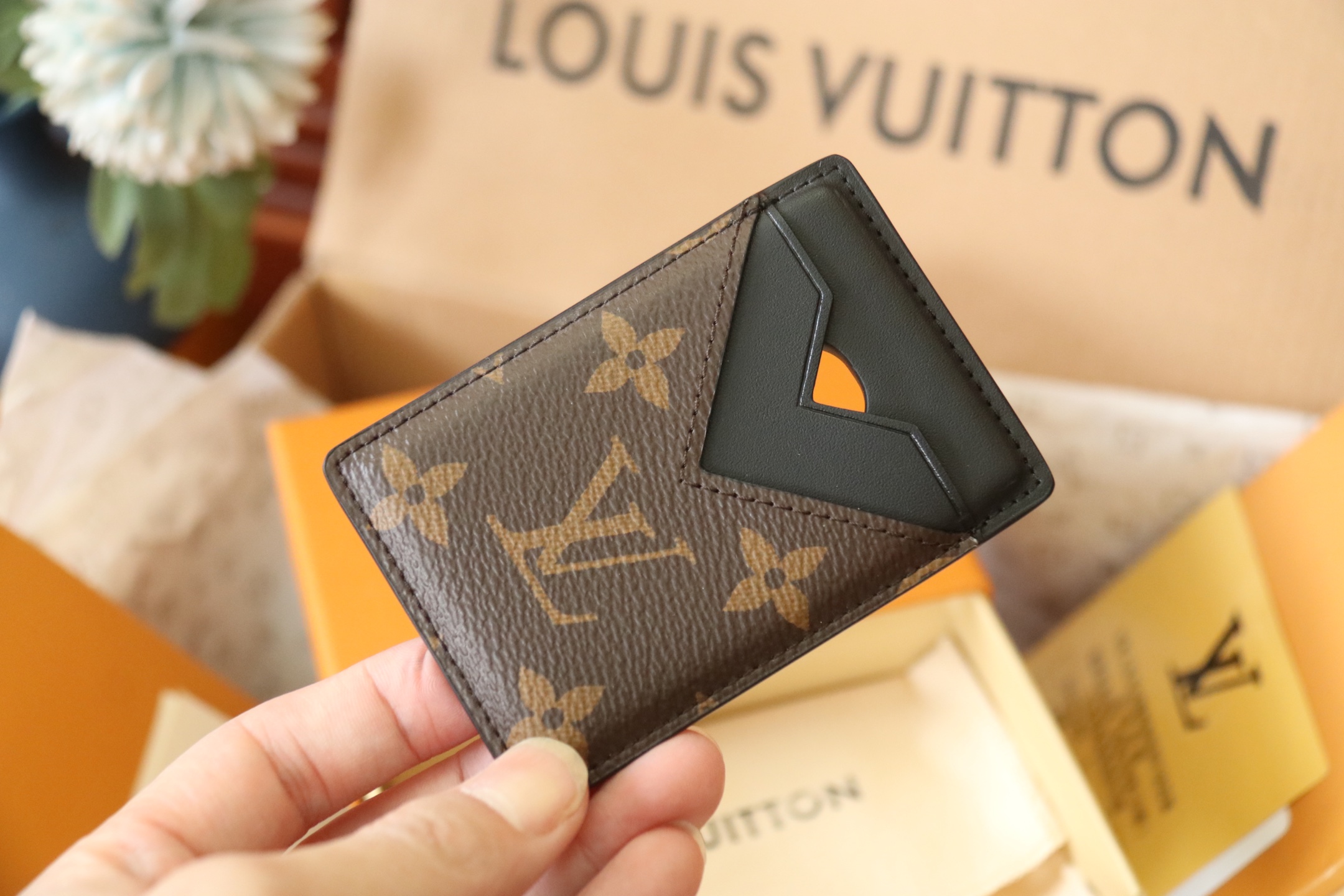 Louis Vuitton M12853 本款磁吸式卡夹取材