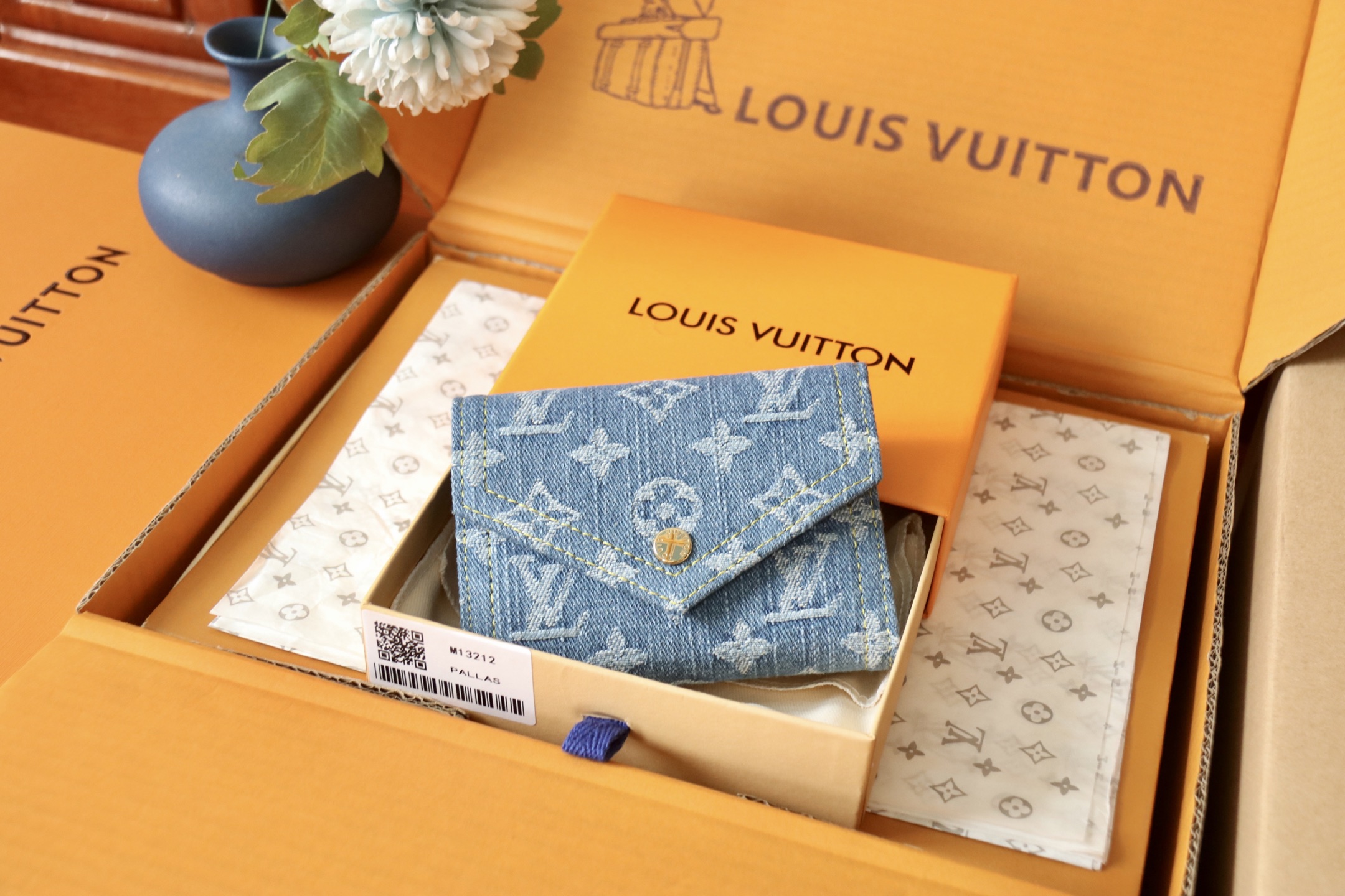 Louis Vuitton Victorine Monogram Denim Wallet - Compact y Elegante