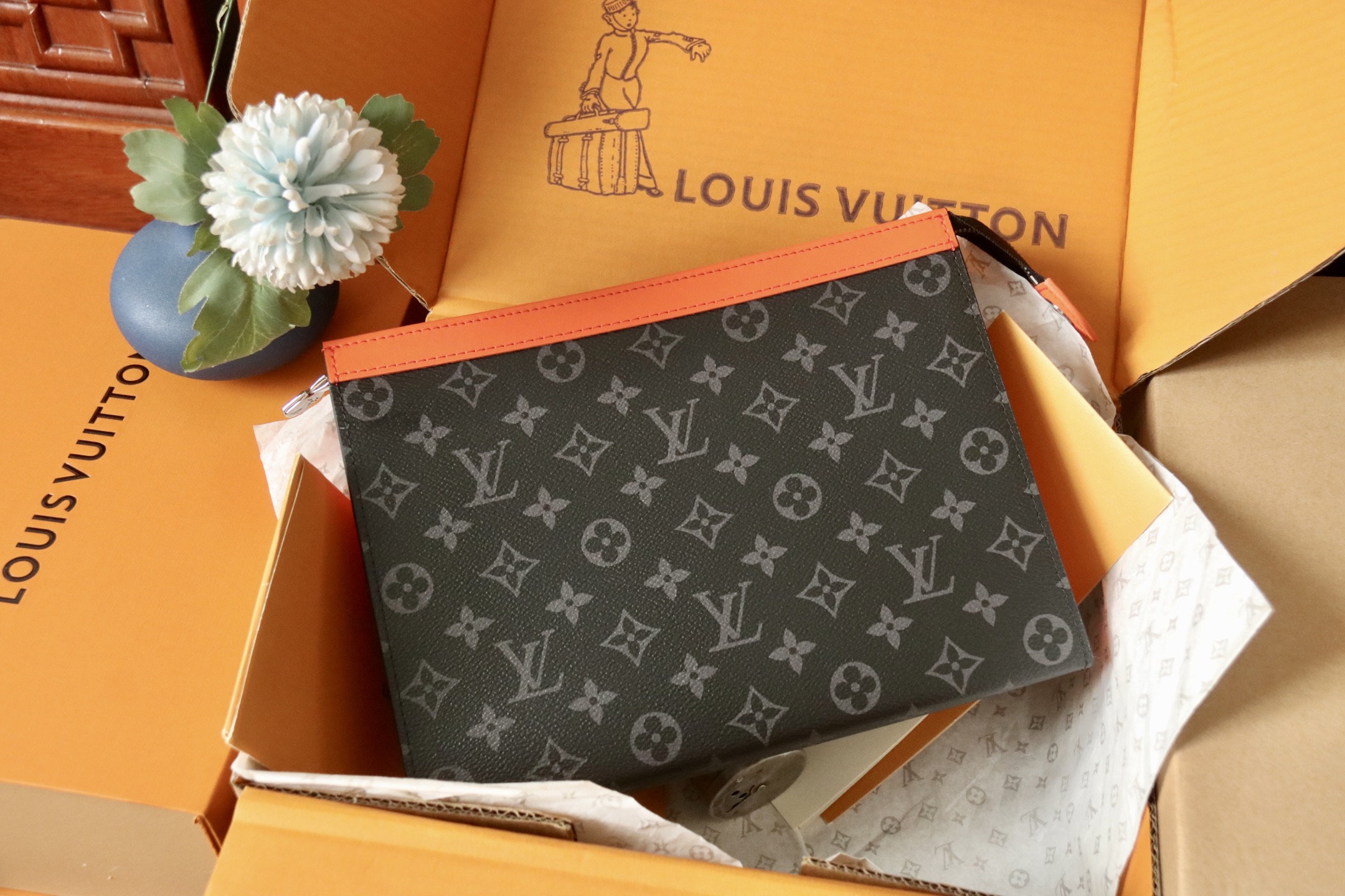 حقيبة يد لويس فويتون Pochette Voyage متوسطة الحجم بنقشة Monogram Eclipse