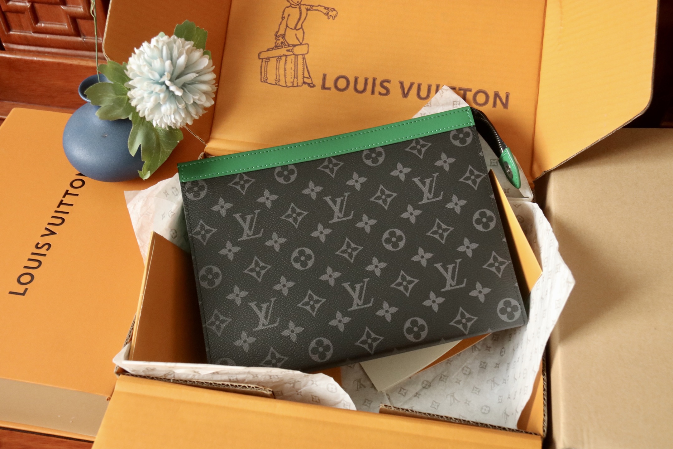 Louis Vuitton Pochette Voyage Moyenne en Toile Monogram Eclipse avec Garniture Verte