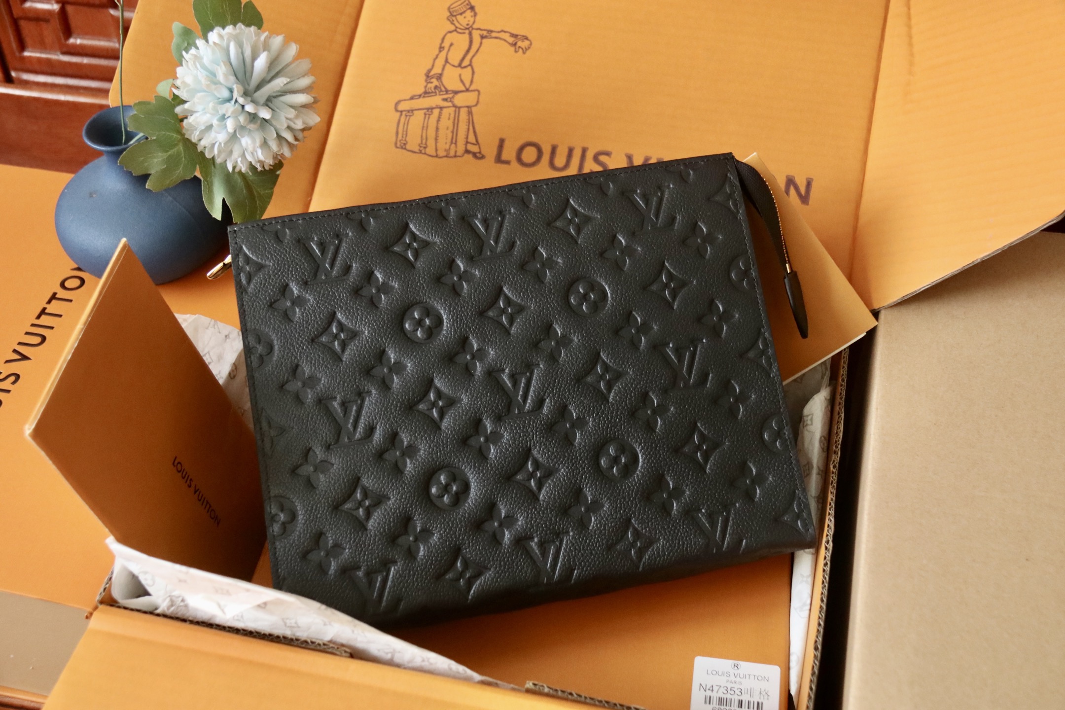 Louis Vuitton Monogram Eclipse Pochette Voyage Handtas - Elegant & Functioneel