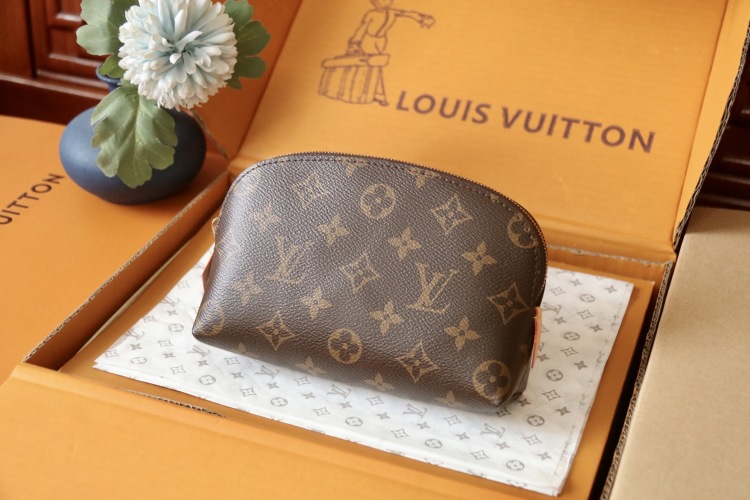 Louis Vuitton Monogram Canvas Makeup Pouch, Compact & Stylish - M47515