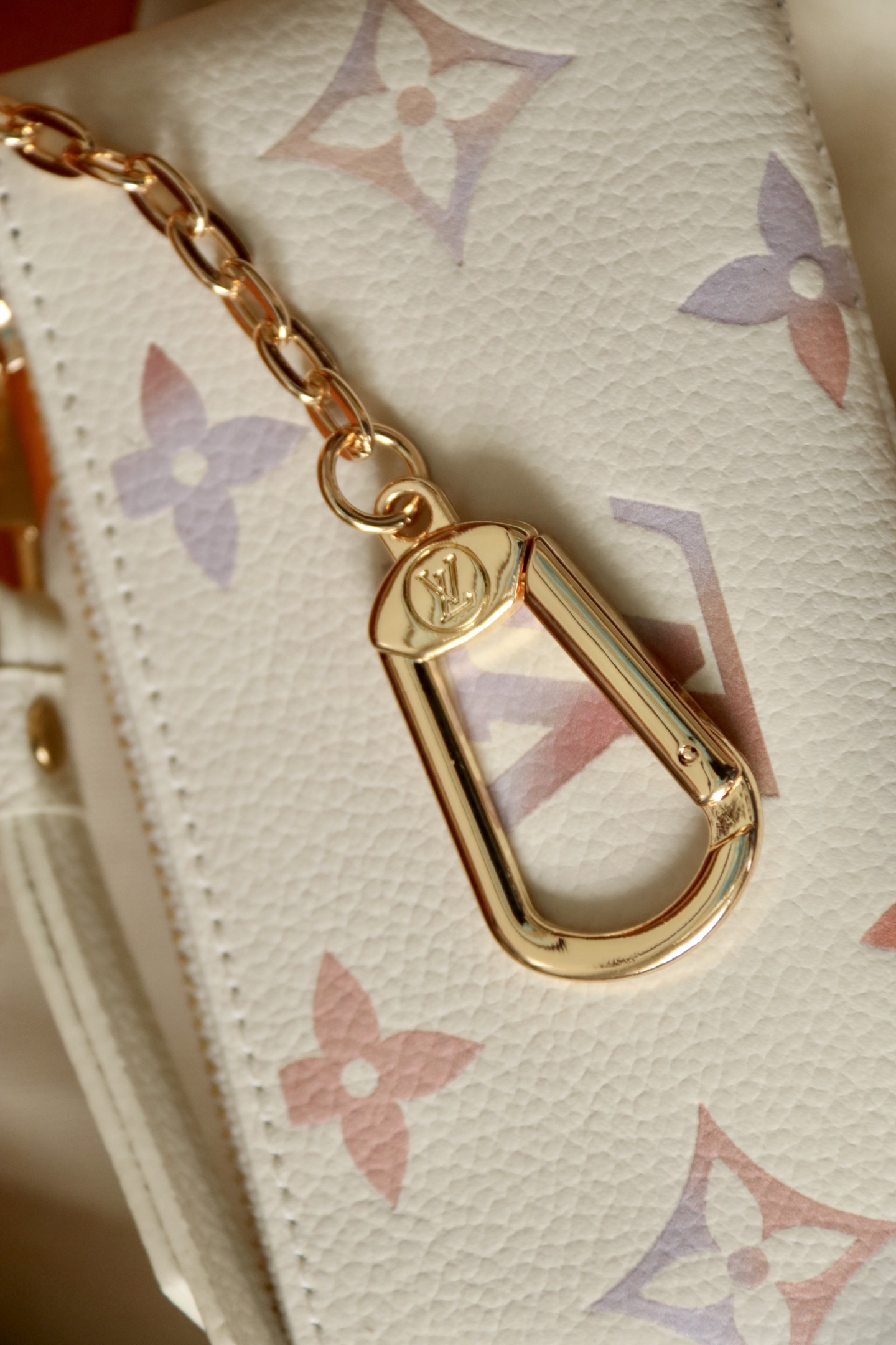 Louis Vuitton M25597本款钥匙零钱包拥有典雅幻梦色彩