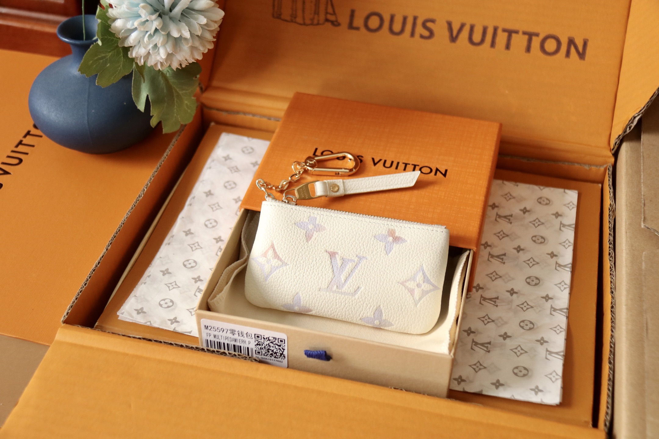 Louis Vuitton M25597本款钥匙零钱包拥有典雅幻梦色彩