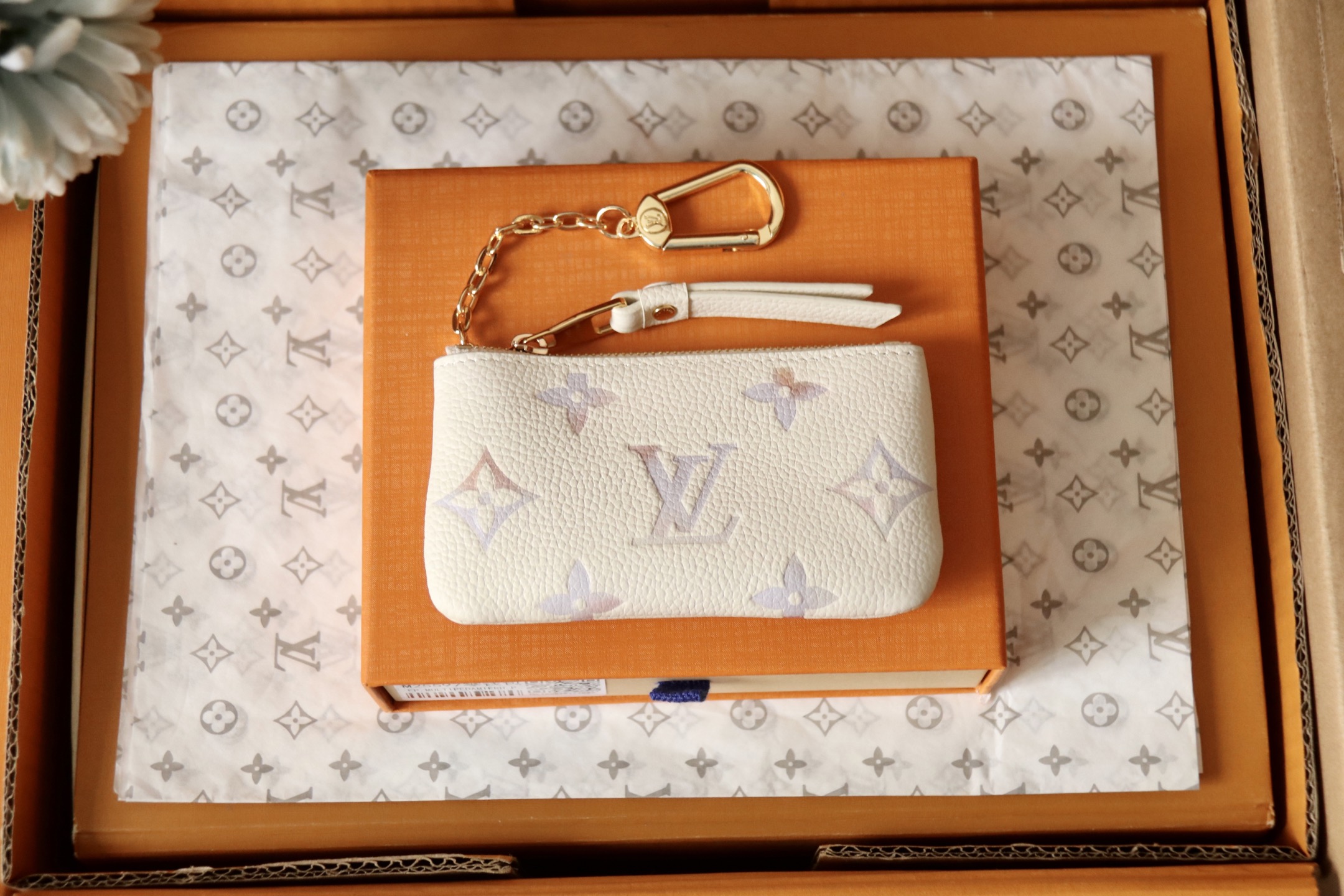 Louis Vuitton M25597本款钥匙零钱包拥有典雅幻梦色彩