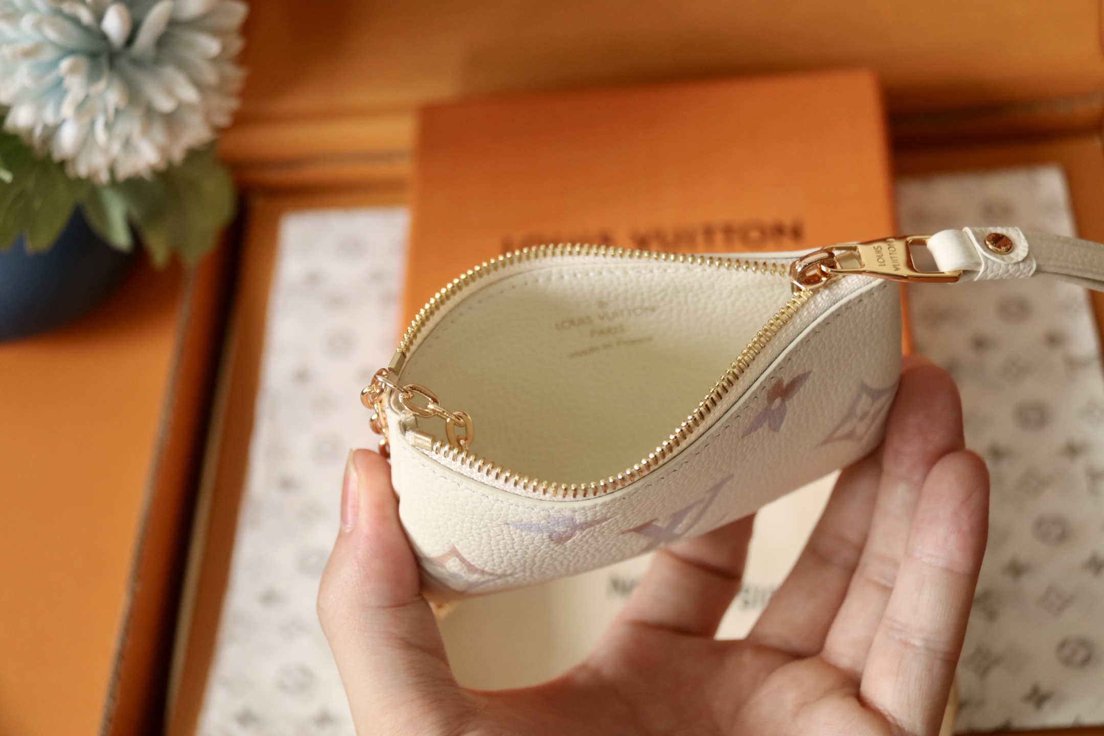 Louis Vuitton M25597本款钥匙零钱包拥有典雅幻梦色彩