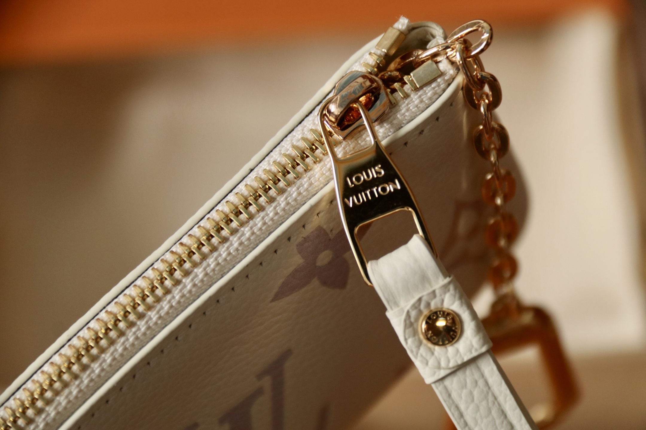 Louis Vuitton M25597本款钥匙零钱包拥有典雅幻梦色彩