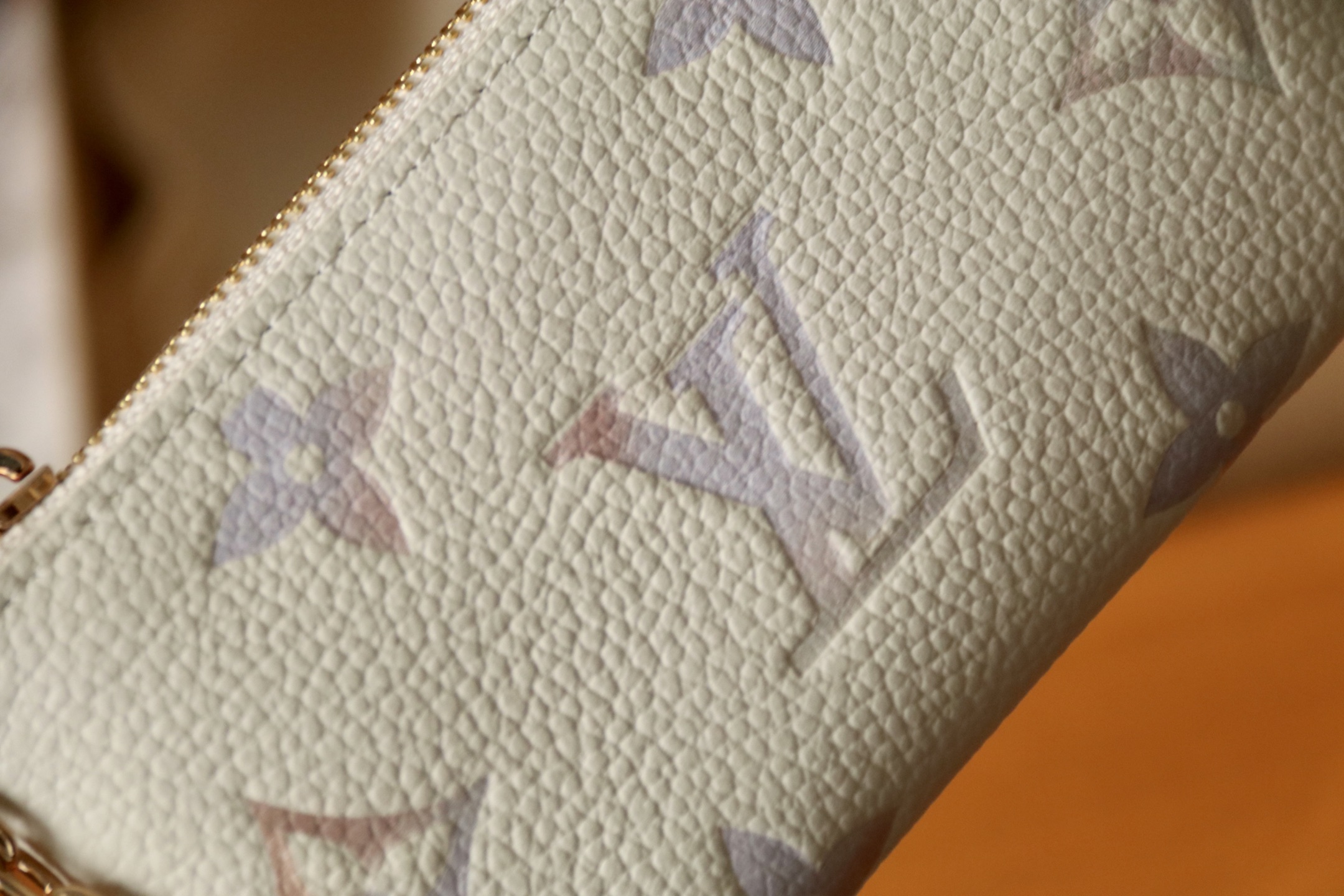 Louis Vuitton M25597本款钥匙零钱包拥有典雅幻梦色彩