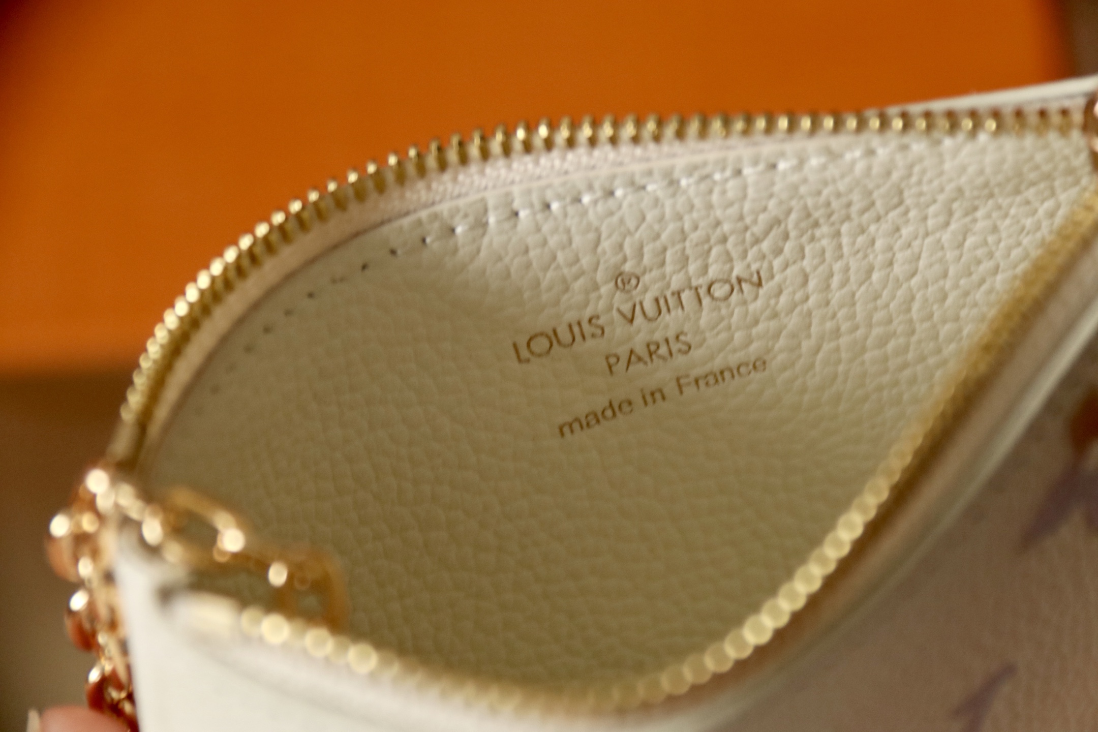 Louis Vuitton M25597本款钥匙零钱包拥有典雅幻梦色彩