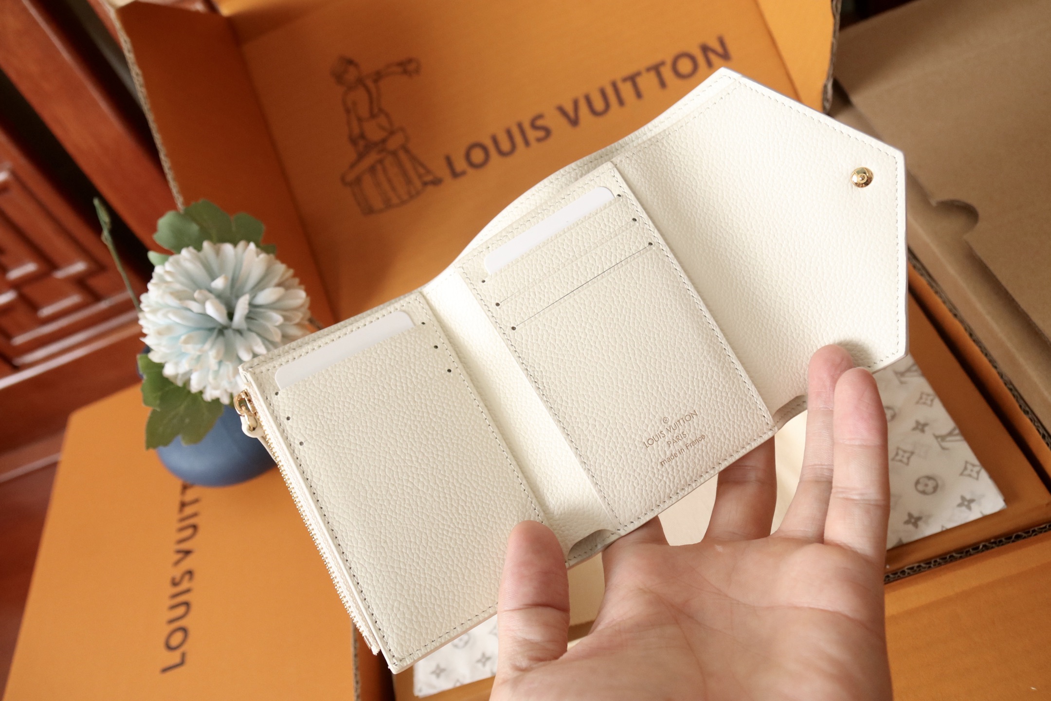 Louis Vuitton M25649 本款 Victorine