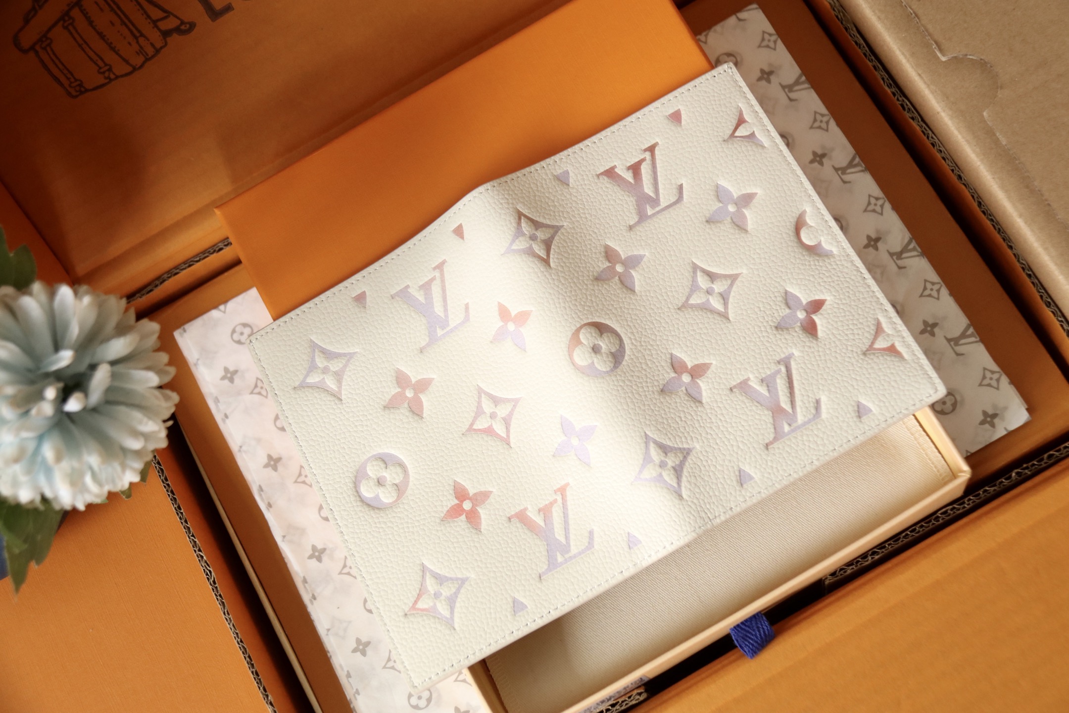 Louis Vuitton M25917 本款护照套为 Monogram Empreinte 皮革渲染梦幻色彩