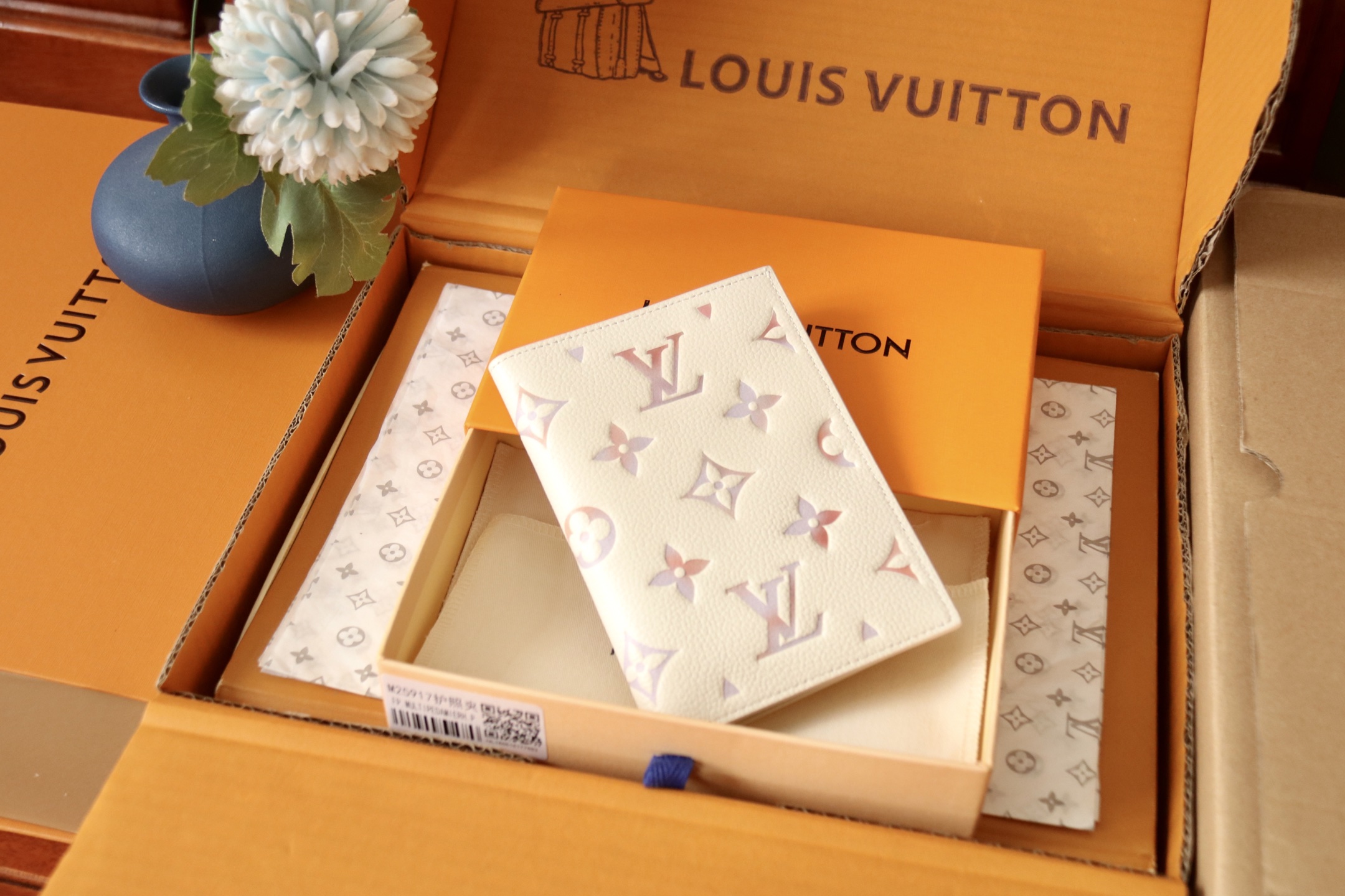 Louis Vuitton M25917 本款护照套为 Monogram Empreinte 皮革渲染梦幻色彩