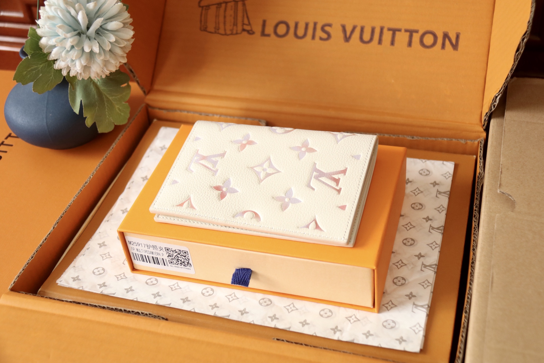 Louis Vuitton M25917 本款护照套为 Monogram Empreinte 皮革渲染梦幻色彩