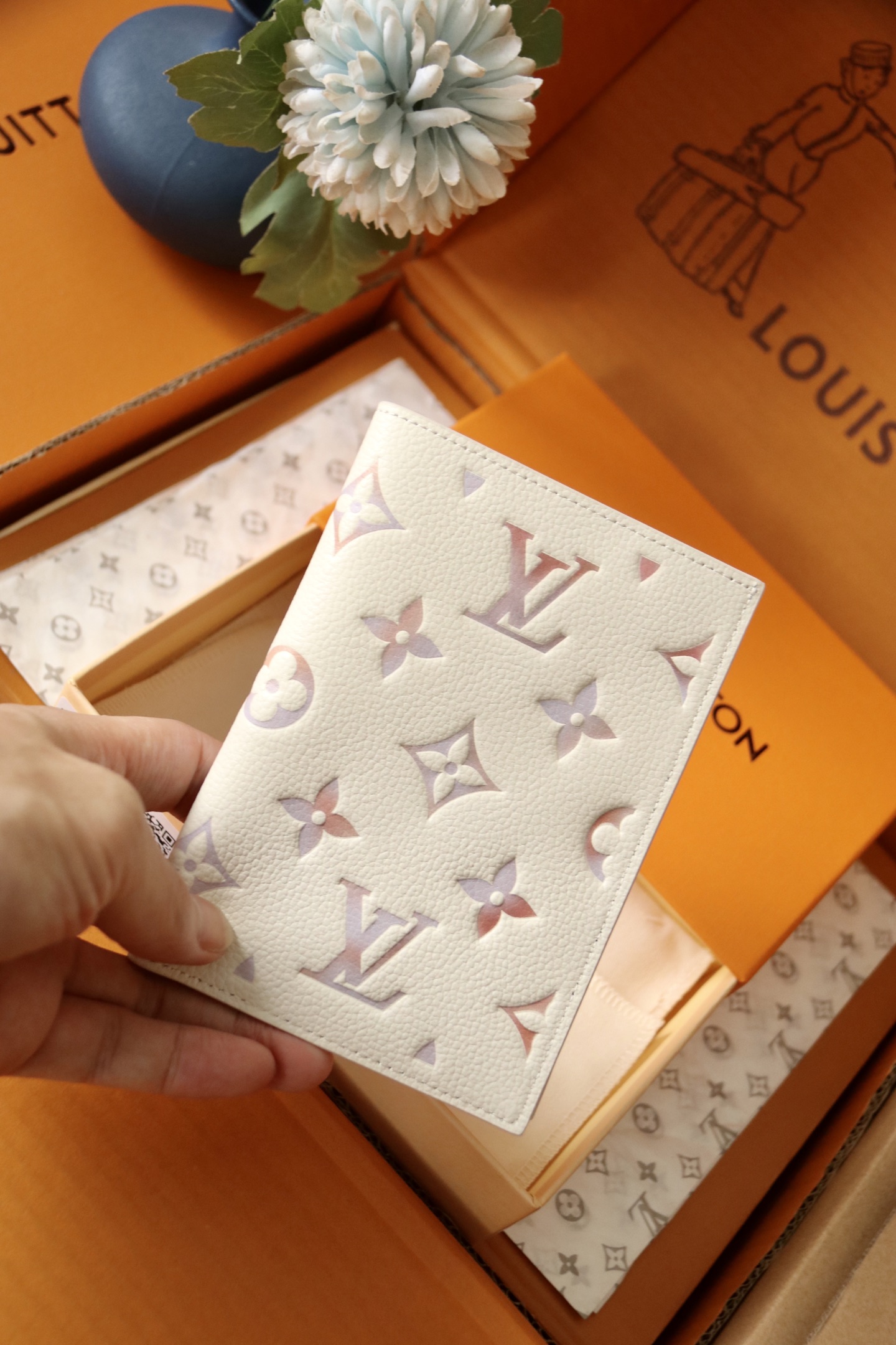 Louis Vuitton M25917 本款护照套为 Monogram Empreinte 皮革渲染梦幻色彩