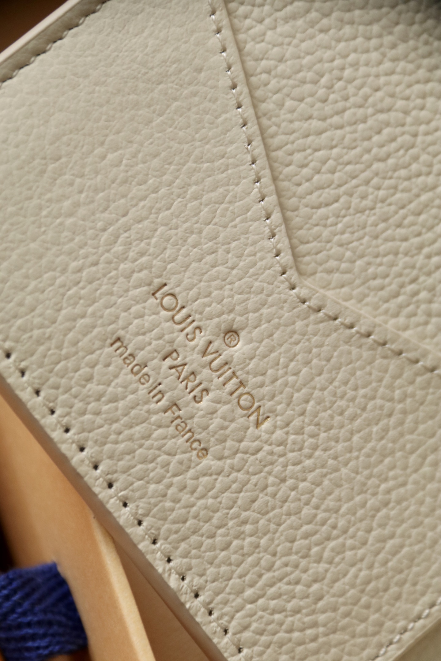 Louis Vuitton M25917 本款护照套为 Monogram Empreinte 皮革渲染梦幻色彩