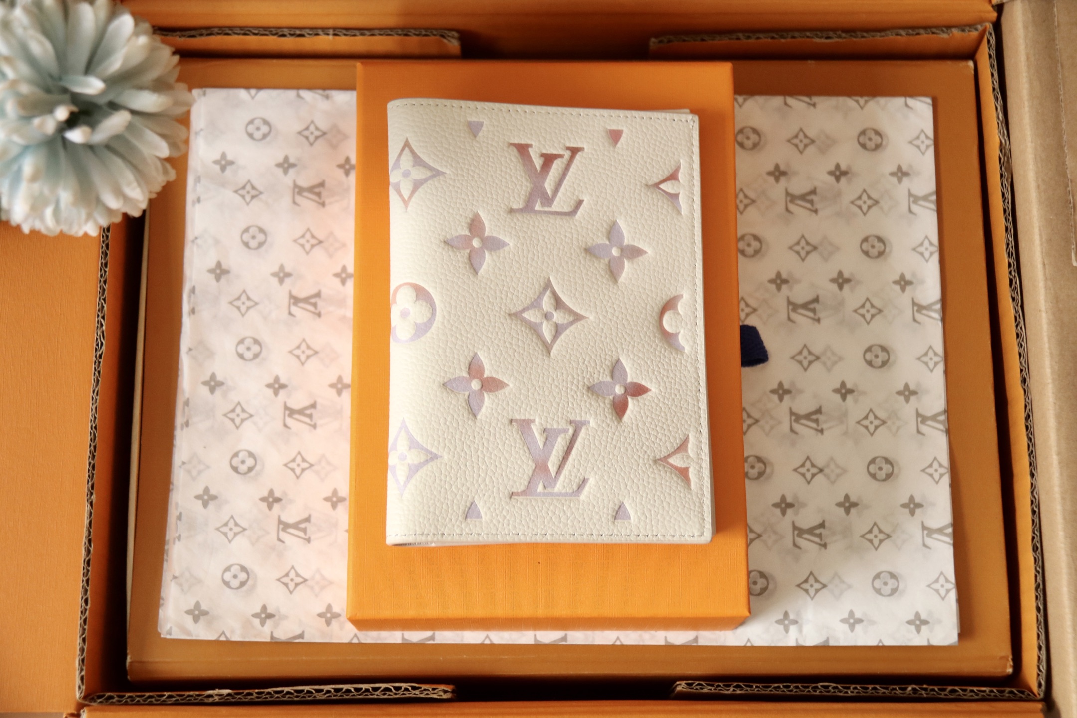 Louis Vuitton M25917 本款护照套为 Monogram Empreinte 皮革渲染梦幻色彩