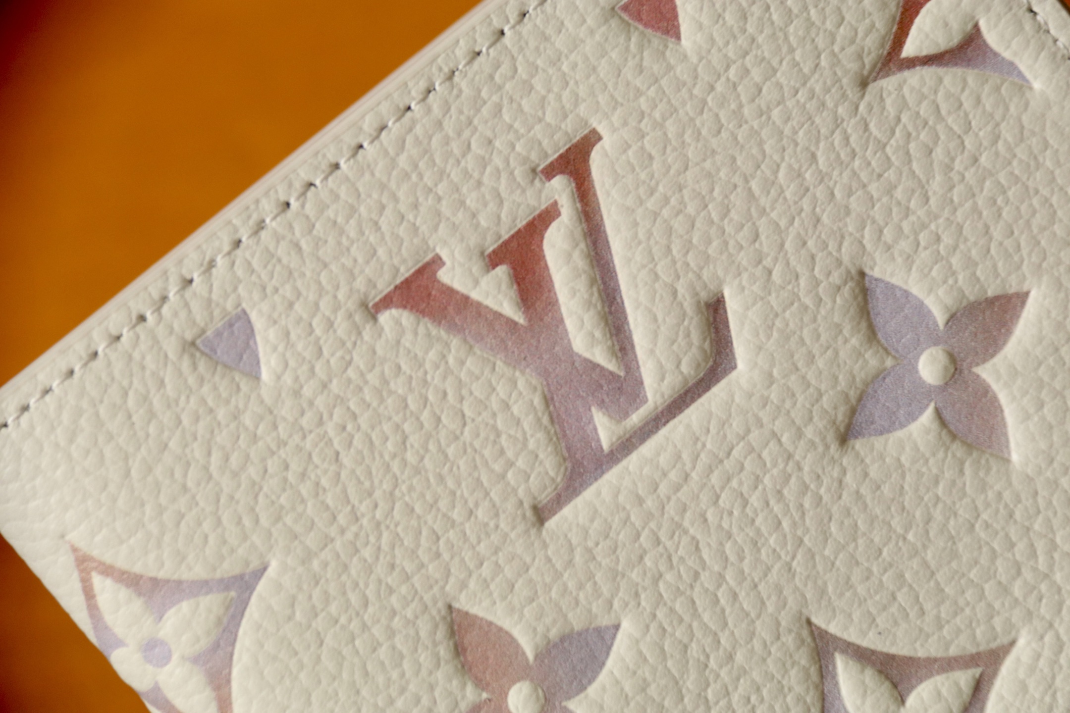 Louis Vuitton M25917 本款护照套为 Monogram Empreinte 皮革渲染梦幻色彩