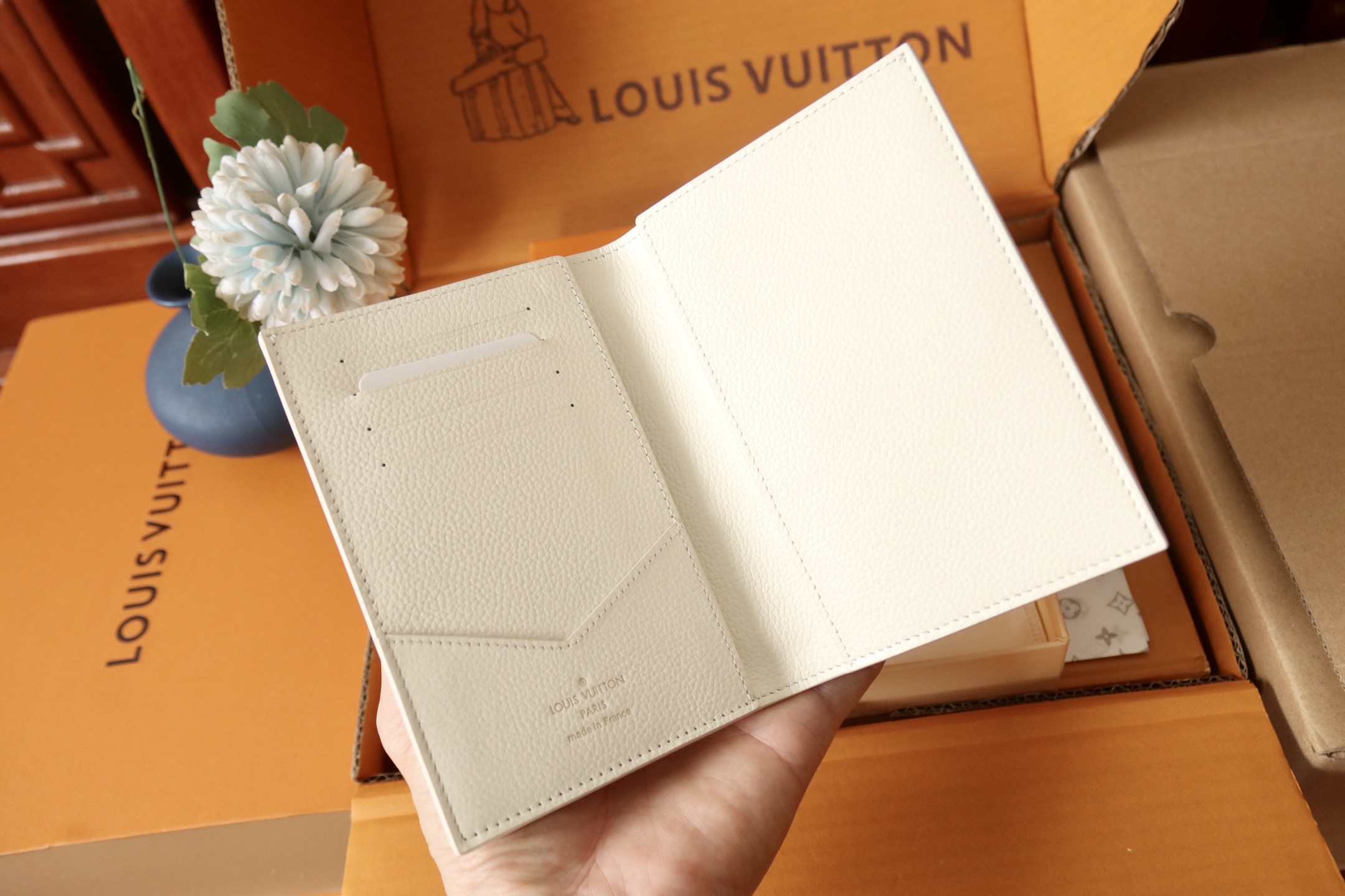Louis Vuitton M25917 本款护照套为 Monogram Empreinte 皮革渲染梦幻色彩