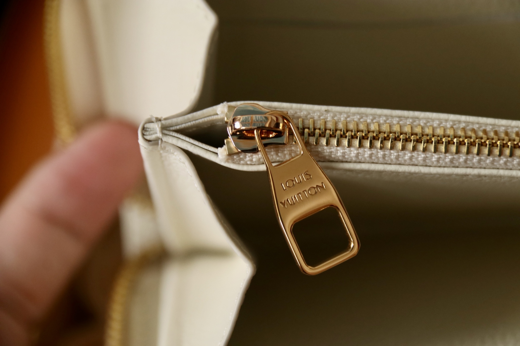 Louis Vuitton M25594 本款 zippy 钱夹 取材Monogram Empreinte 皮革渲染梦幻色彩