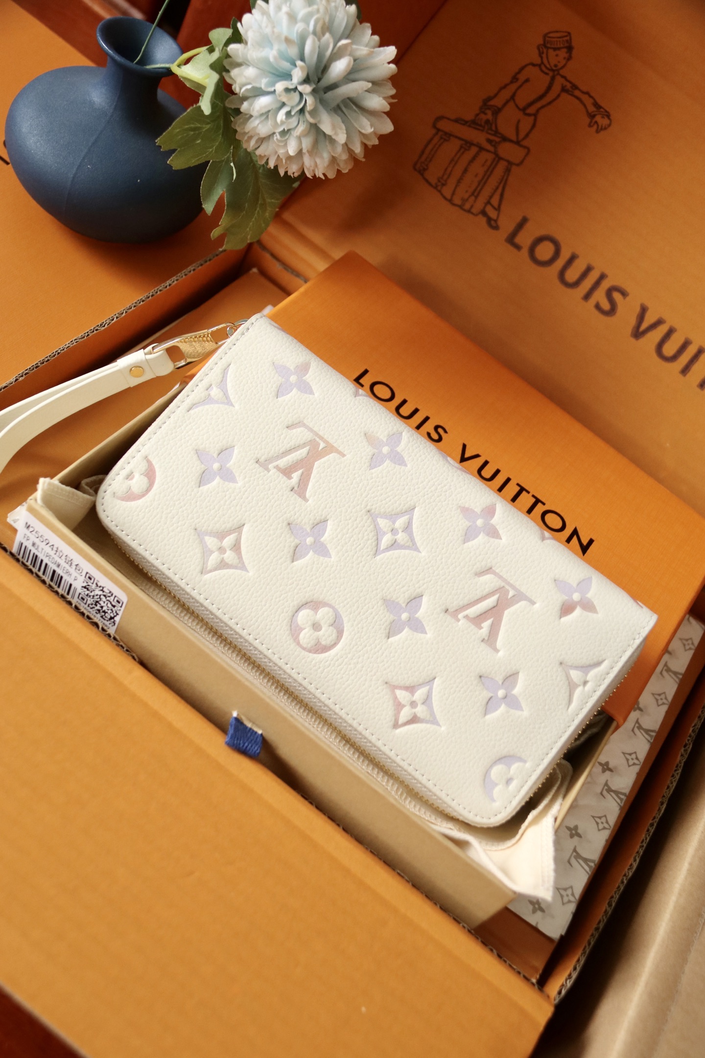 Louis Vuitton M25594 本款 zippy 钱夹 取材Monogram Empreinte 皮革渲染梦幻色彩