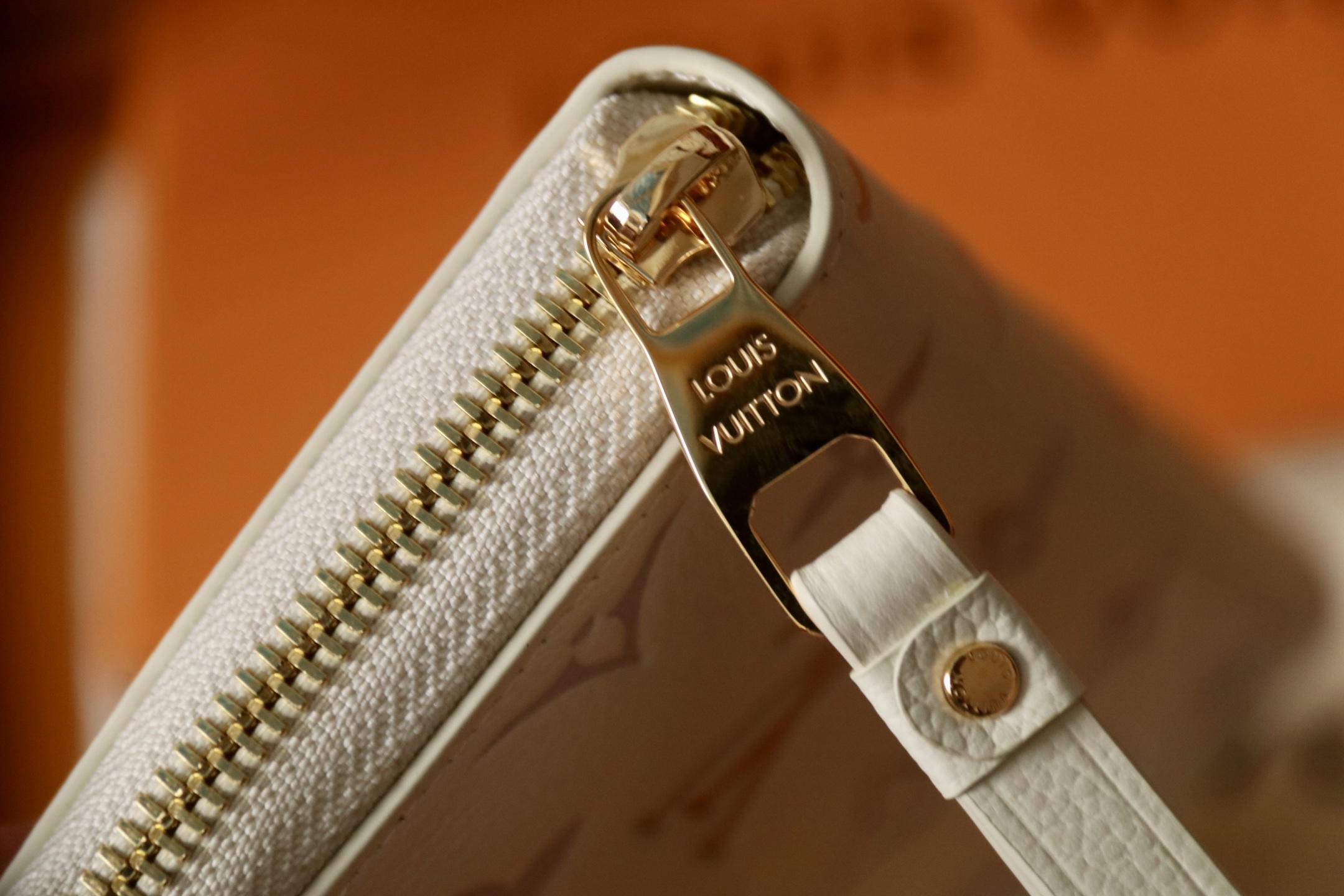 Louis Vuitton M25594 本款 zippy 钱夹 取材Monogram Empreinte 皮革渲染梦幻色彩