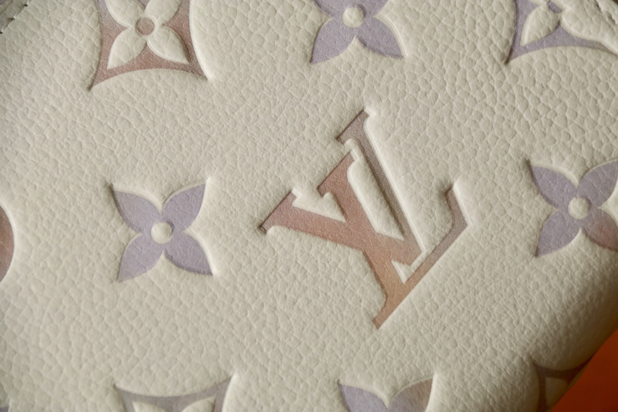 Louis Vuitton M25594 本款 zippy 钱夹 取材Monogram Empreinte 皮革渲染梦幻色彩