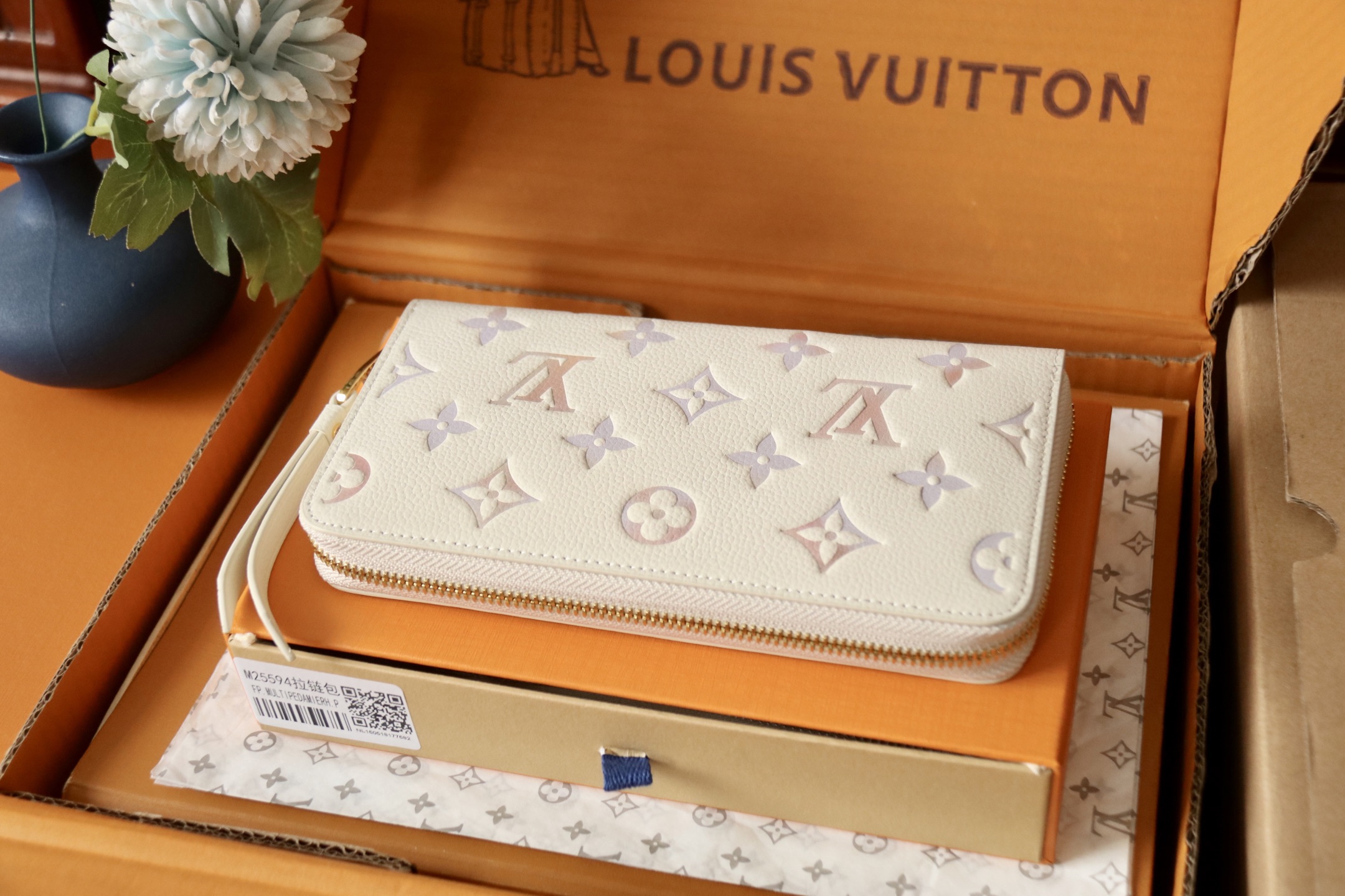 Louis Vuitton M25594 本款 zippy 钱夹 取材Monogram Empreinte 皮革渲染梦幻色彩