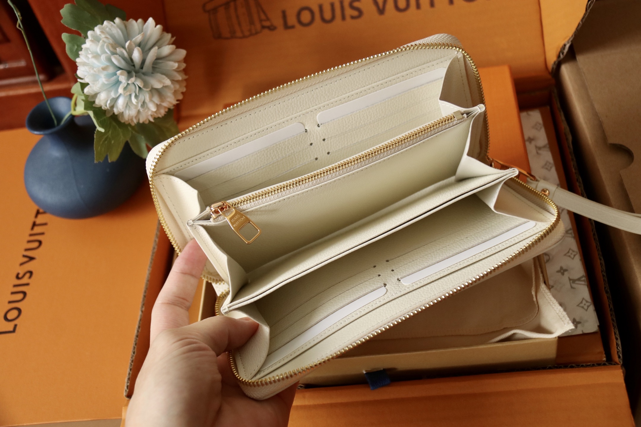 Louis Vuitton M25594 本款 zippy 钱夹 取材Monogram Empreinte 皮革渲染梦幻色彩