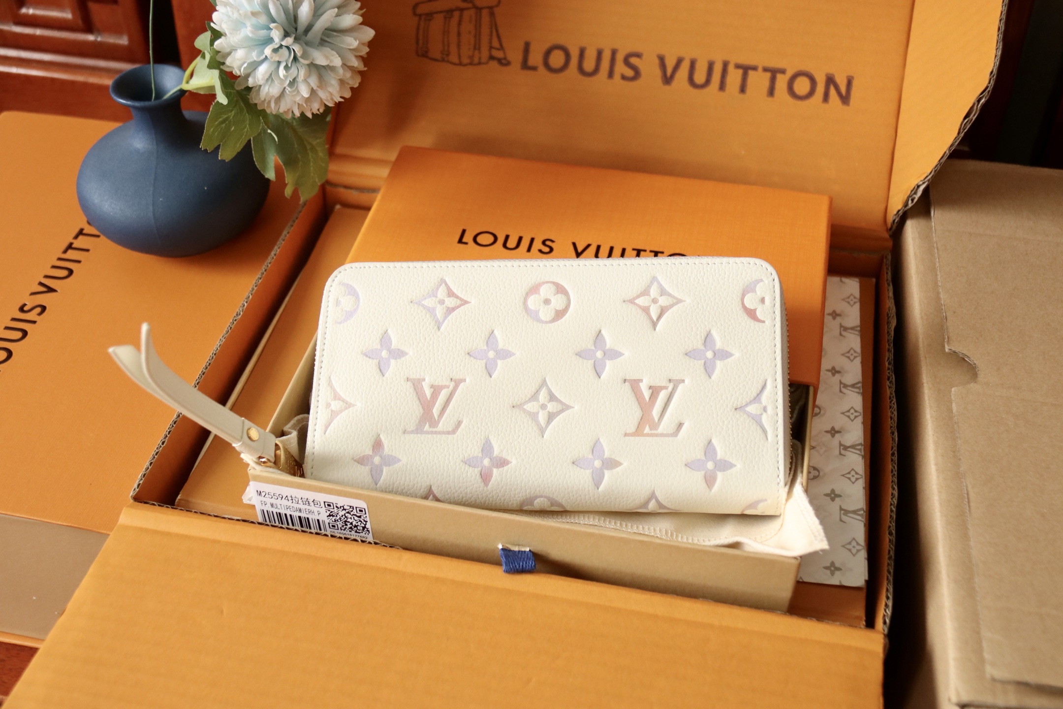 Louis Vuitton M25594 本款 zippy 钱夹 取材Monogram Empreinte 皮革渲染梦幻色彩