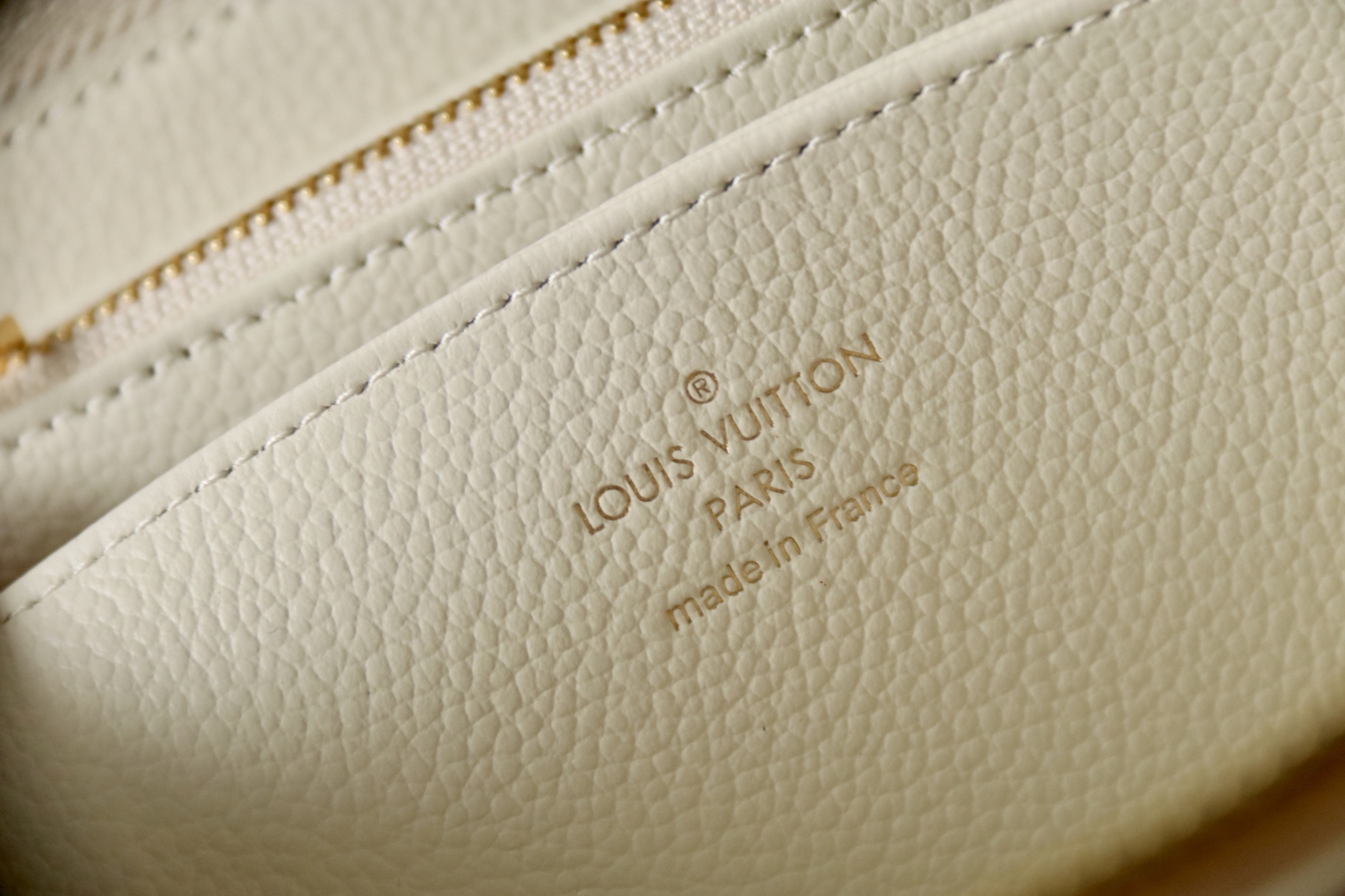 Louis Vuitton M25594 本款 zippy 钱夹 取材Monogram Empreinte 皮革渲染梦幻色彩