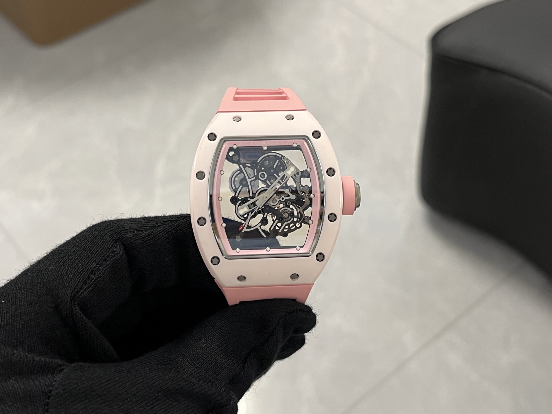 NO:337159,New innovation!  Upgraded double barrel, Richard Mill/RM (super welfare) redeveloped the original integrated double barrel integrated movement, with more stable quality!  1 The case is consistent with the original version. Black and white ceramic case, carbon fiber case. The case guide angle details are reduced and exactly the same as the original product. The bottom cover is reduced and the light-catching position is reduced. Only the glass light-catching position is convex, and the details are also one of the most suitable versions at present!  Upgrade a few details, more like the original genuine product. The 2 movement is redeveloped with the original RMUL2 integrated movement, the balance wheel of the double-barrel movement is clearly visible and moving. Say goodbye to the fake plywood movement!  3 The diameter and size of the watch are consistent with the original version 49.90mm/42.70mm, and the thickness is 13.5mm. 4 The watch mirror is made of sapphire crystal mirror double anti-glare effect. 5 strap material is made of natural rubber strap!  6 original folding buckles. Richard Mill not only has exquisite watchmaking craftsmanship, but also advocates breaking through the existing rules and regulations, exploring new heights of watchmaking craftsmanship, and integrating new elements of the new century into traditional craftsmanship. Comfortable, shock-resistant, durable, precise and lightweight watches have become the 