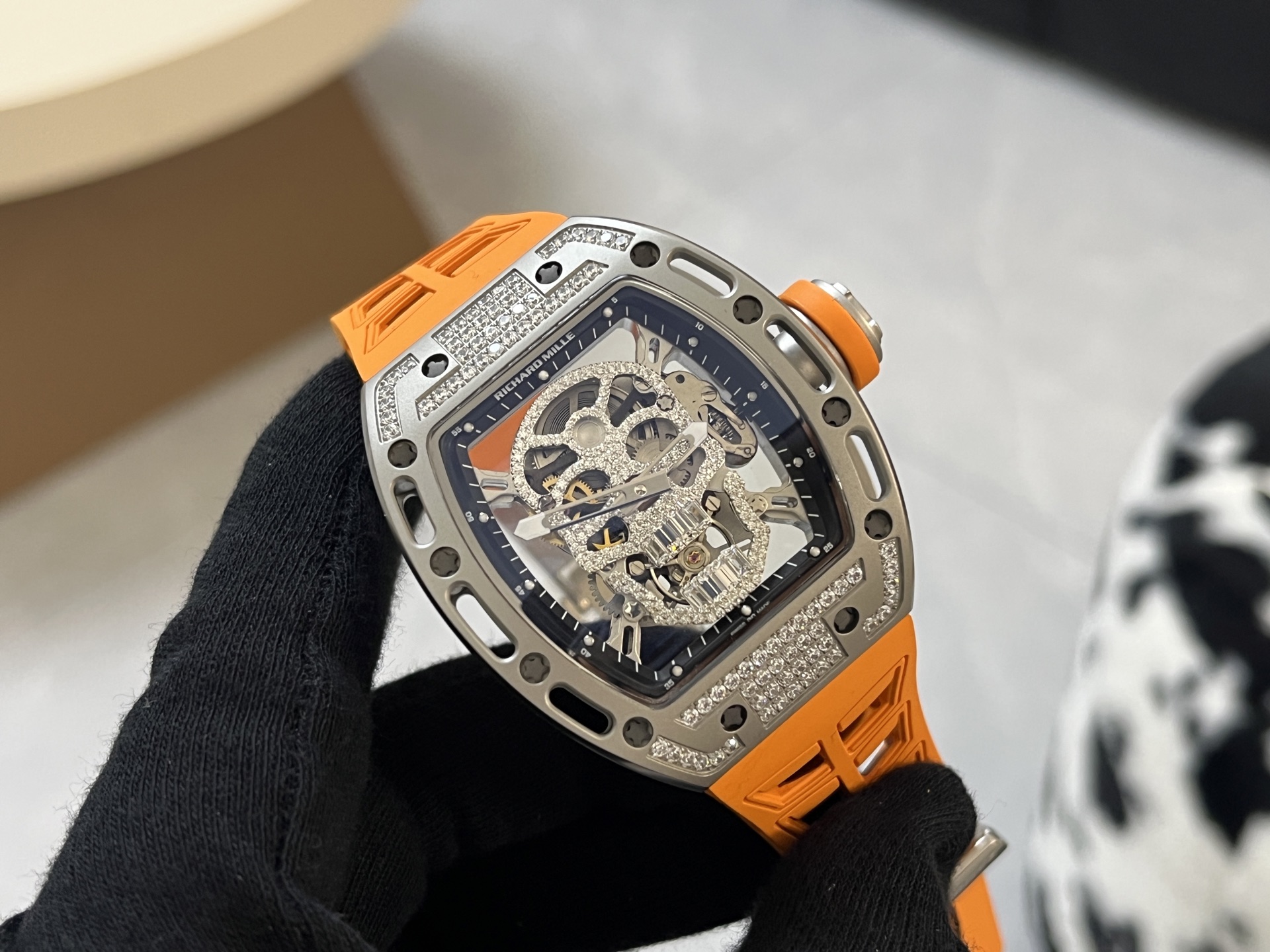 Richard Mille RM 052 Cassa grigia con teschio, lunetta con diamanti, quadrante scheletrato, cinturino in caucciù arancione 43 mm Meccanico da uomo