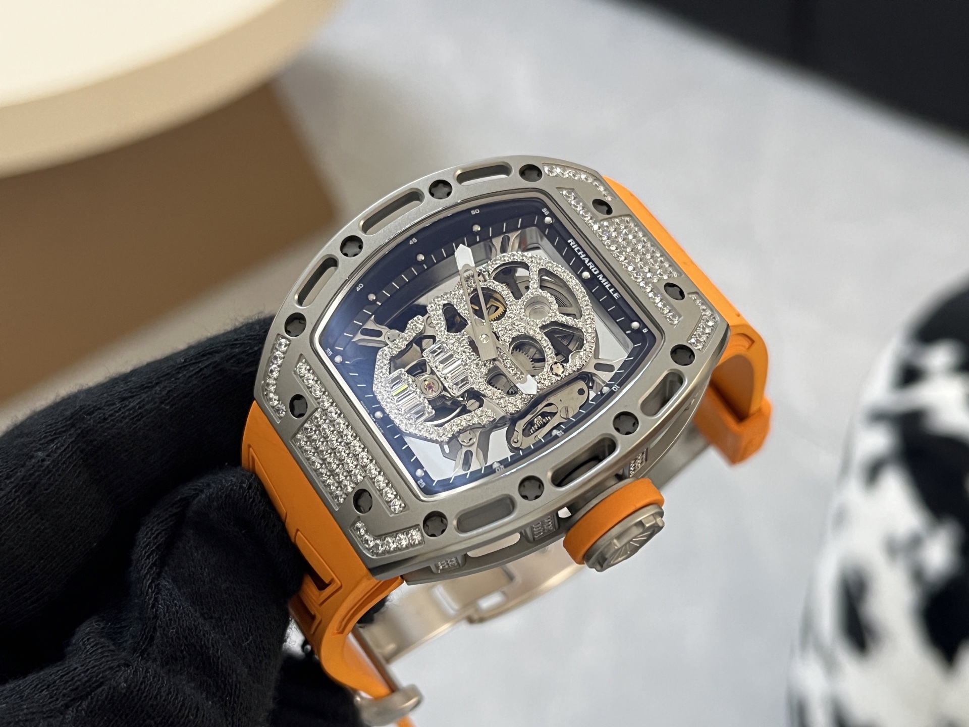 Richard Mille RM 052 Cassa grigia con teschio, lunetta con diamanti, quadrante scheletrato, cinturino in caucciù arancione 43 mm Meccanico da uomo