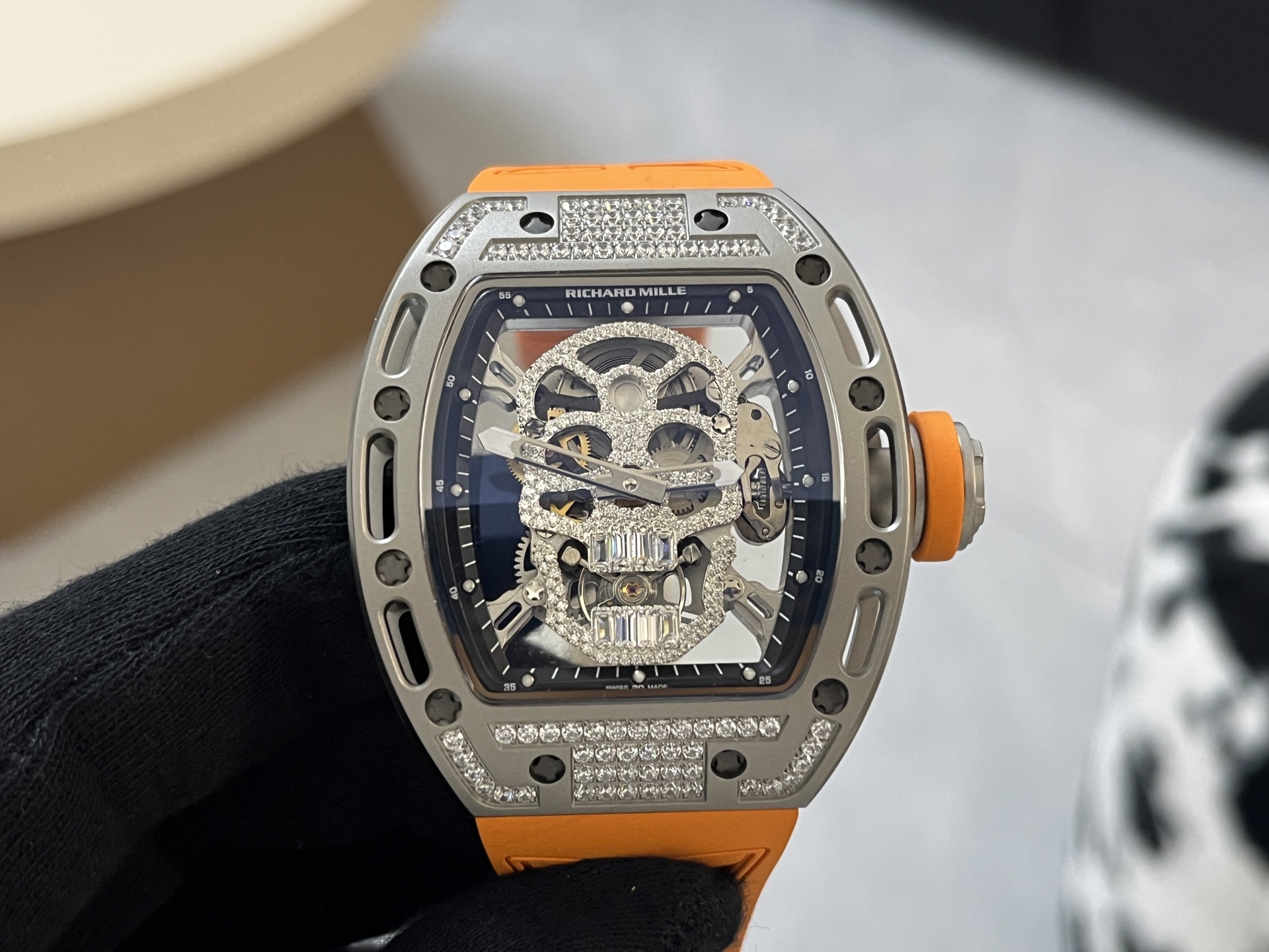 Richard Mille RM 052 Cassa grigia con teschio, lunetta con diamanti, quadrante scheletrato, cinturino in caucciù arancione 43 mm Meccanico da uomo