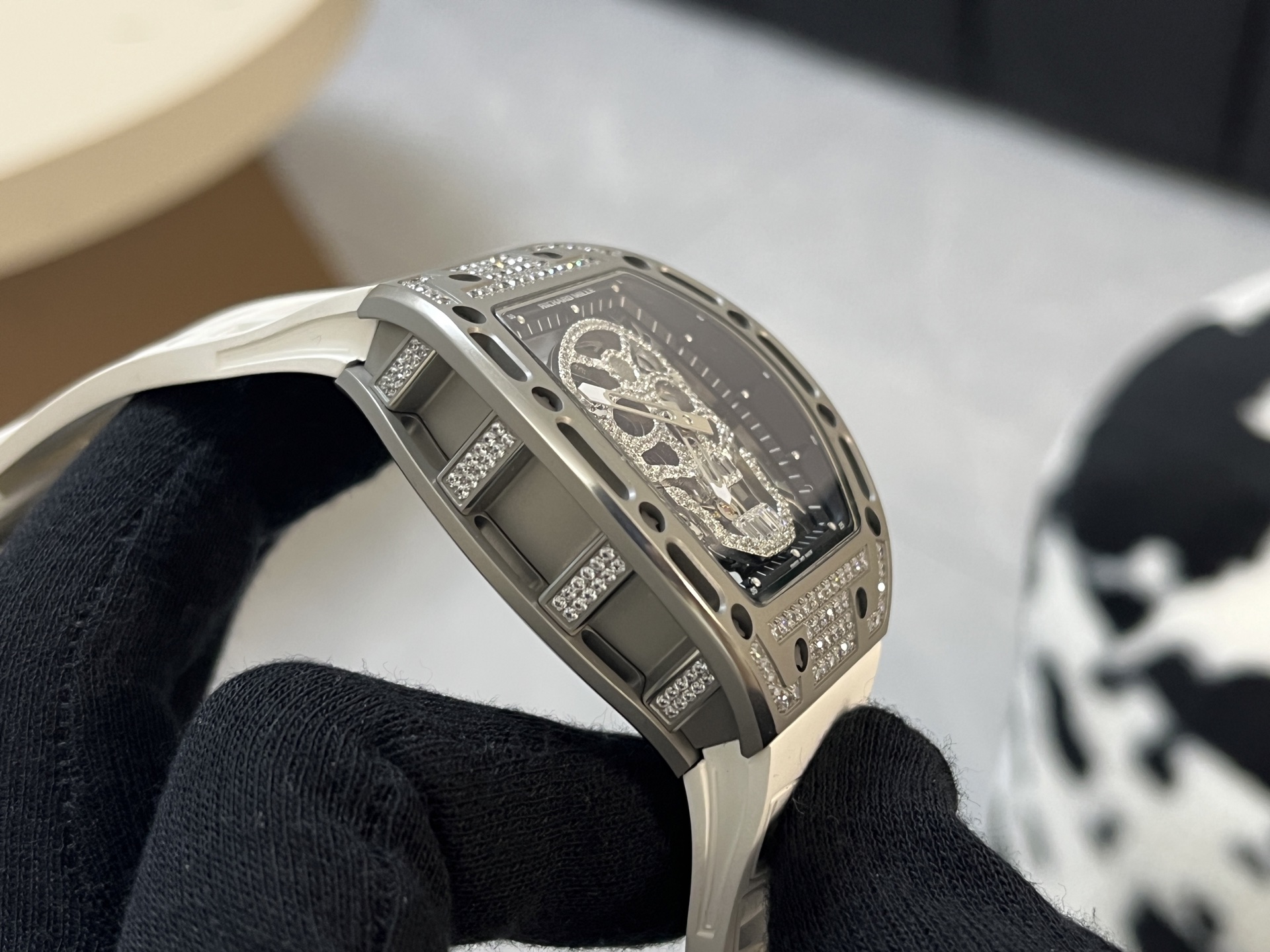 Richard Mille RM 052 Cassa e lunetta in argento con teschio, quadrante interno blu, cinturino bianco 43 mm Meccanico da uomo