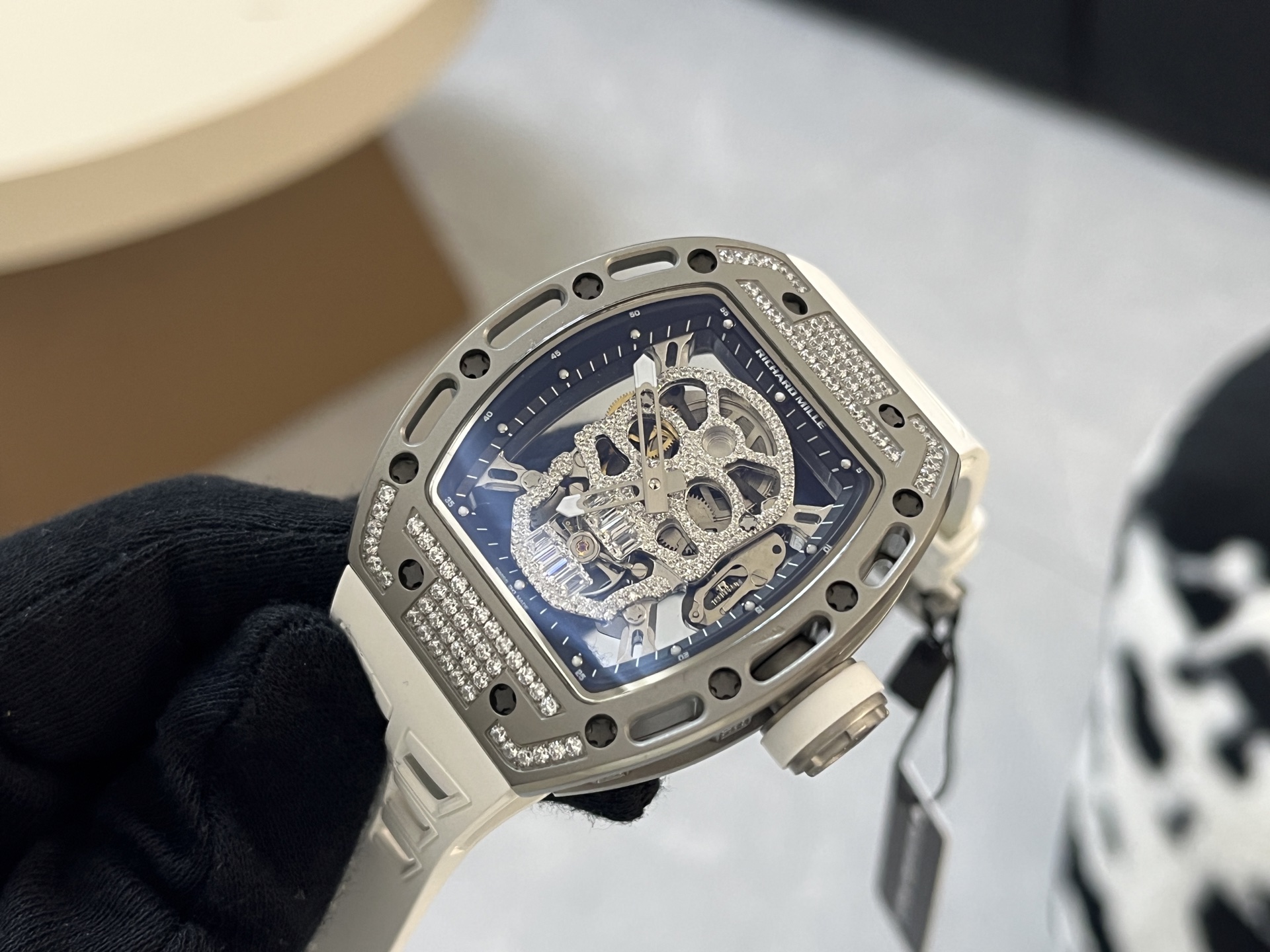 Richard Mille RM 052 Cassa e lunetta in argento con teschio, quadrante interno blu, cinturino bianco 43 mm Meccanico da uomo