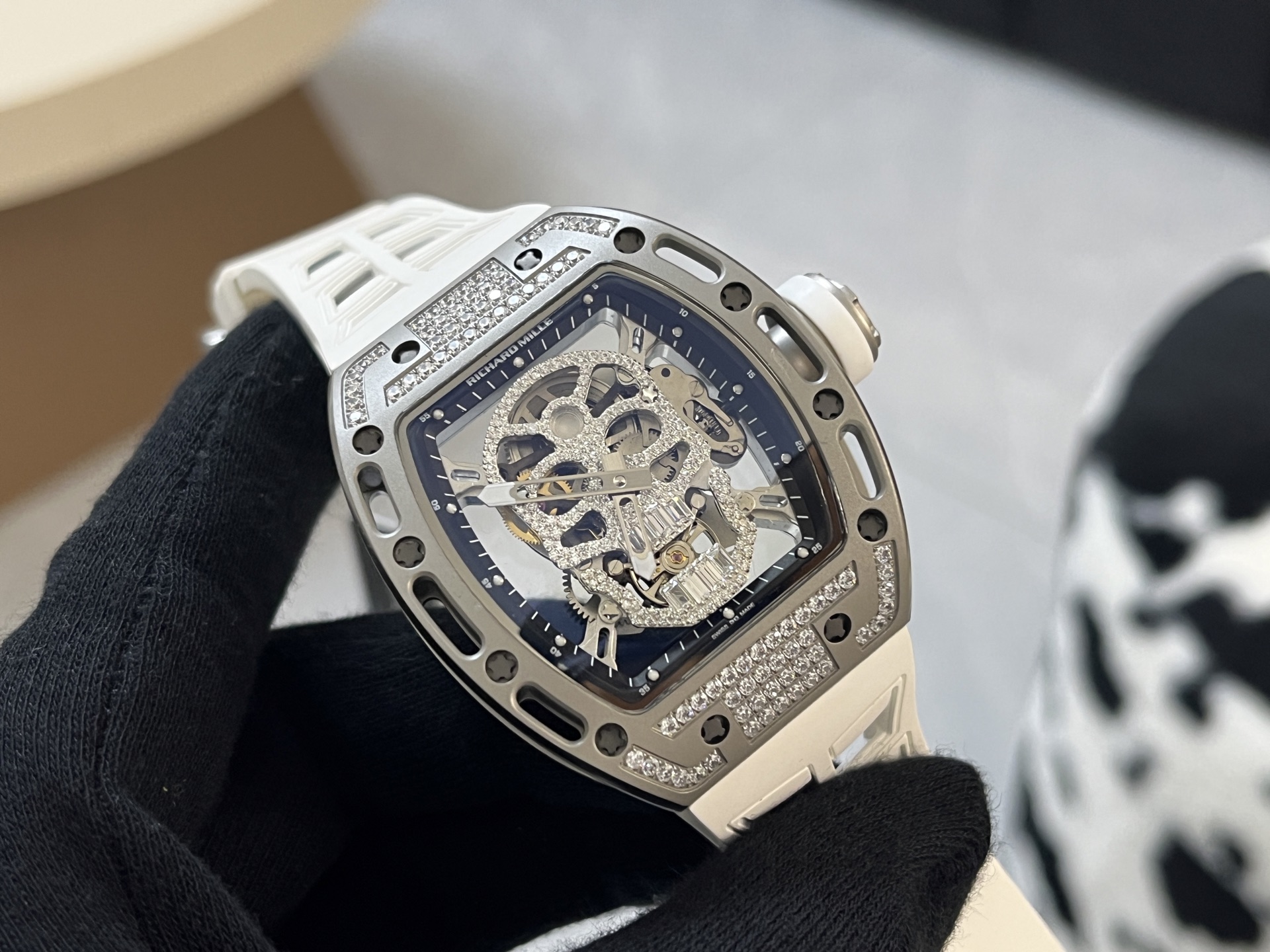 Richard Mille RM 052 Cassa e lunetta in argento con teschio, quadrante interno blu, cinturino bianco 43 mm Meccanico da uomo